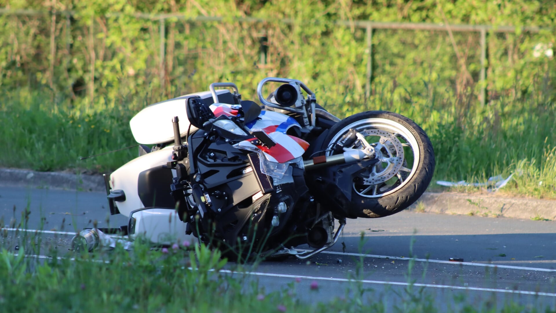 Motoragent zwaargewond na botsing tegen flitspaal