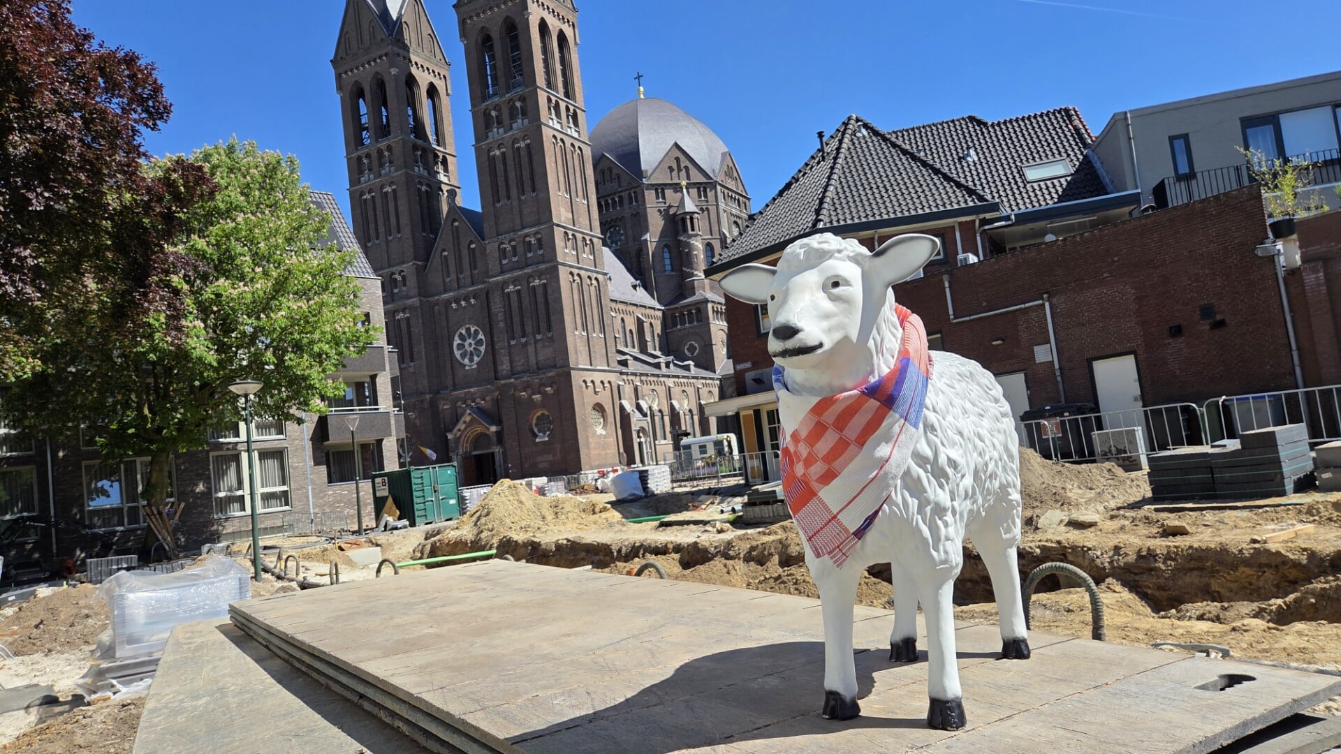 Sjiep ziet werkzaamheden aan de weg in centrum