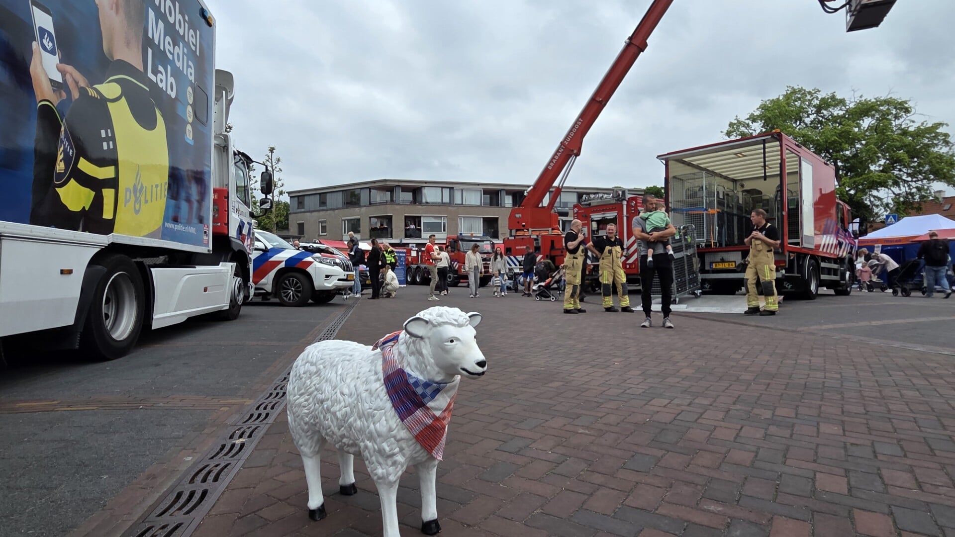 Sjiep bij feest brandweer