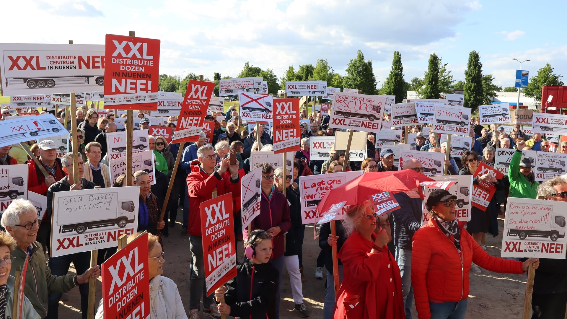 Honderden protestborden tegen komst distributiecentrum in Nuenen