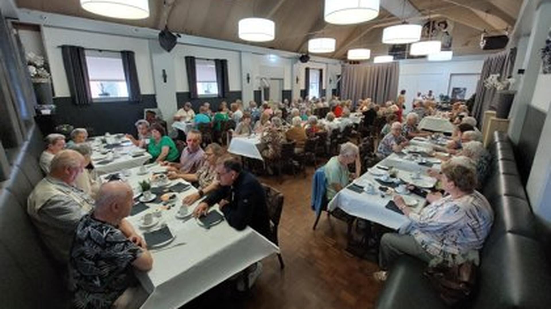 Gezellige zomerlunch Caritas