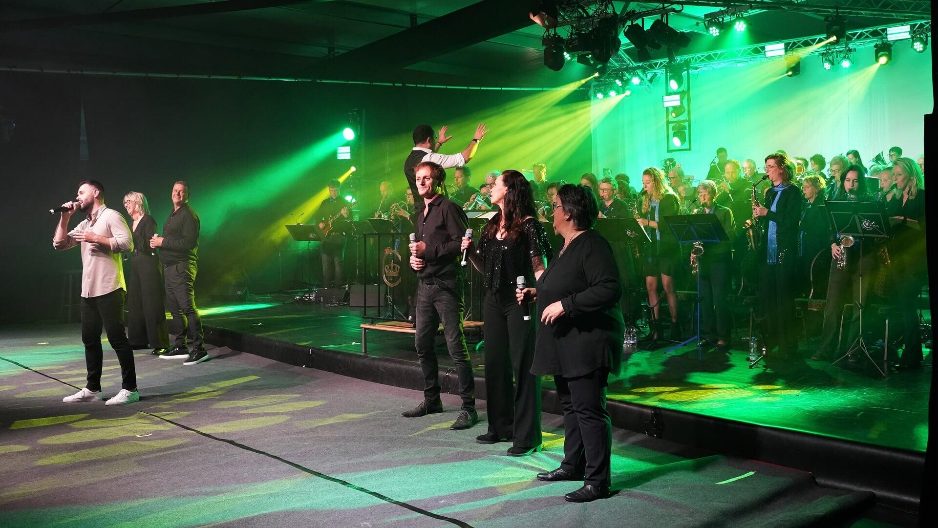 Staande ovatie bij jubileumshow voor fanfare St. Cecilia