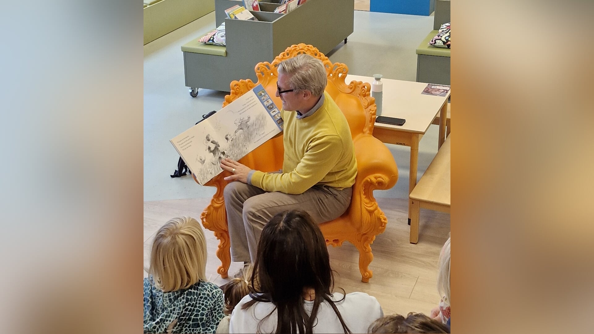 Wethouder Tromp speciale voorleesgast in bibliotheek