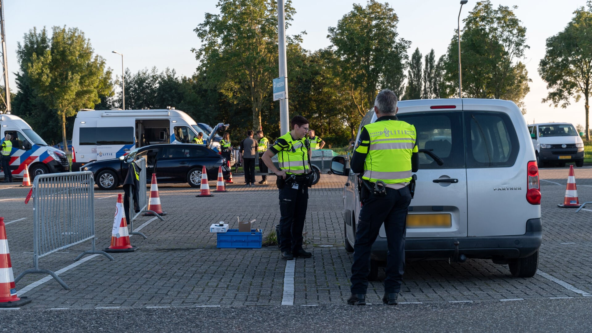 Aanhoudingen en bekeuringen bij politiecontrole in Sommelsdijk