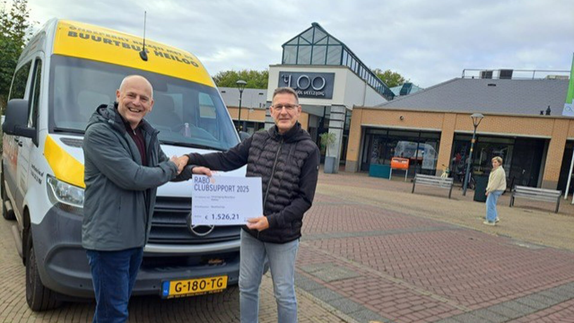 Vereniging Buurtbus Heiloo ontvangt cheque van Rabo ClubSupport