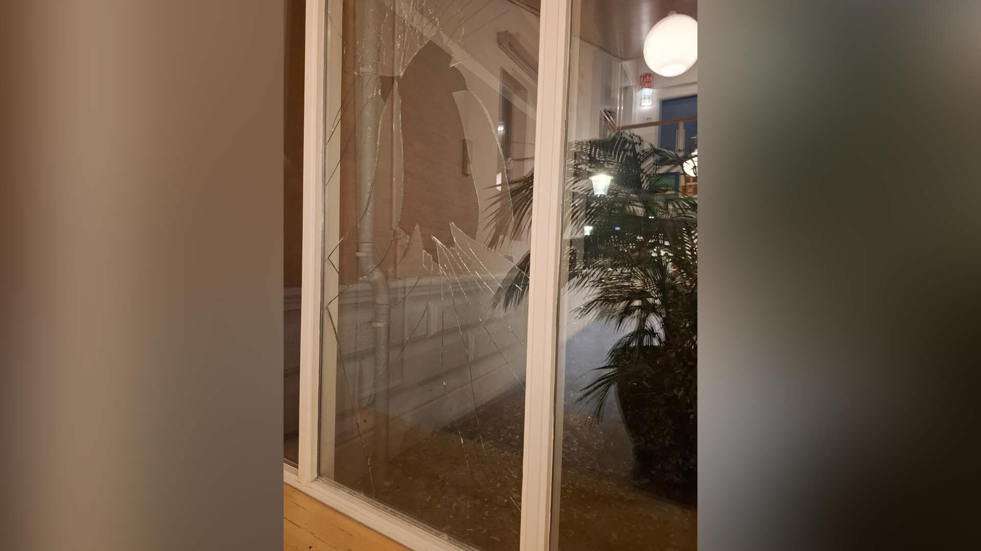 Vier agenten lopen gehoorschade op bij azc-protest in Uitgeest