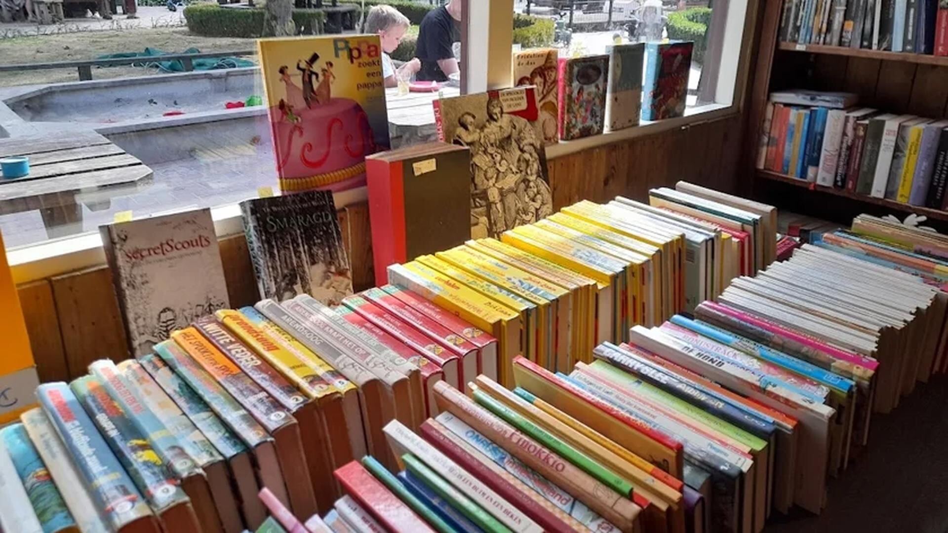 Boekenmarkt bij Weverkeshof