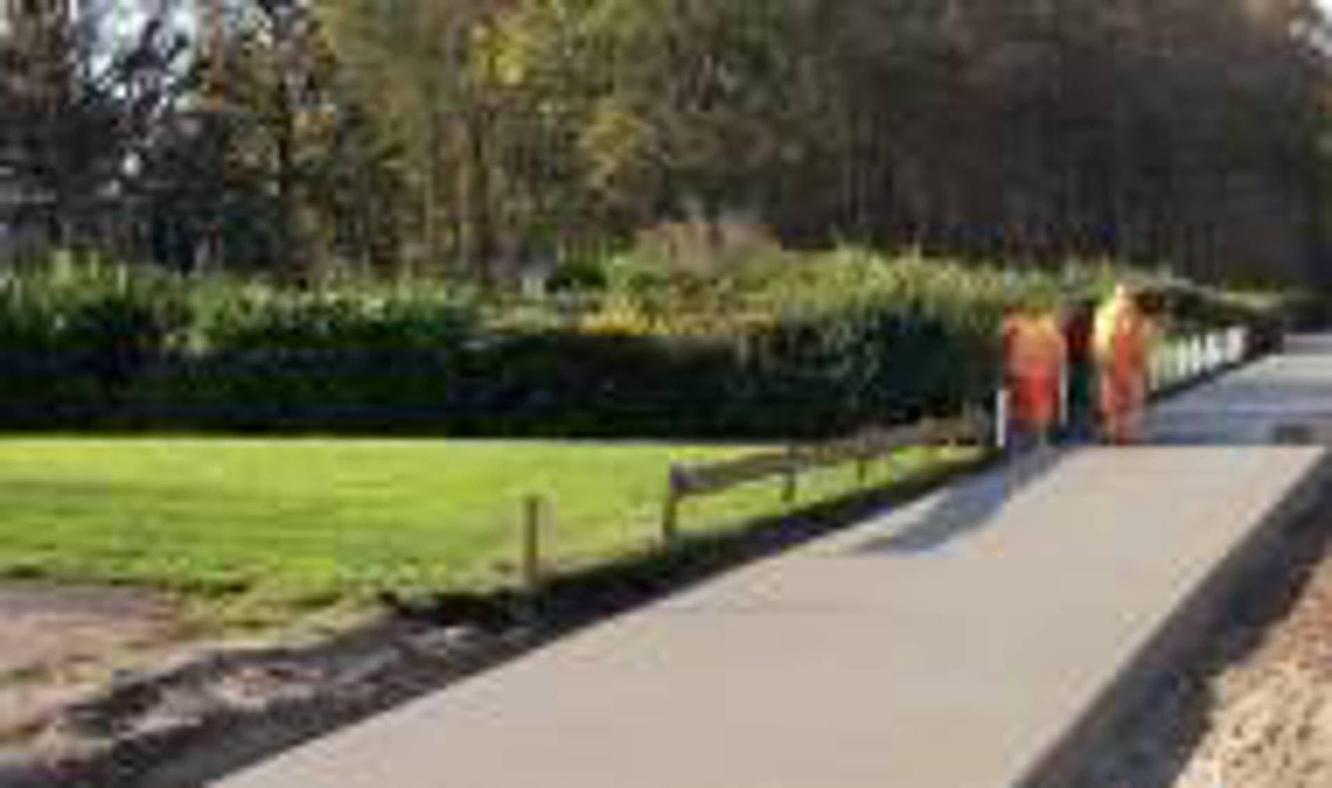 Werkzaamheden nieuw betonnen fietspad in volle gang