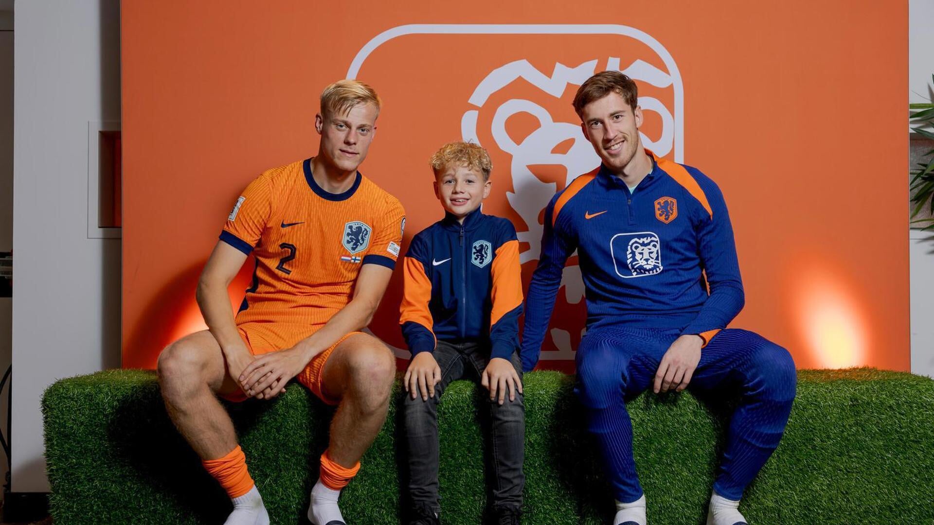 Bruce de Nijs schiet scheidsrechter te hulp