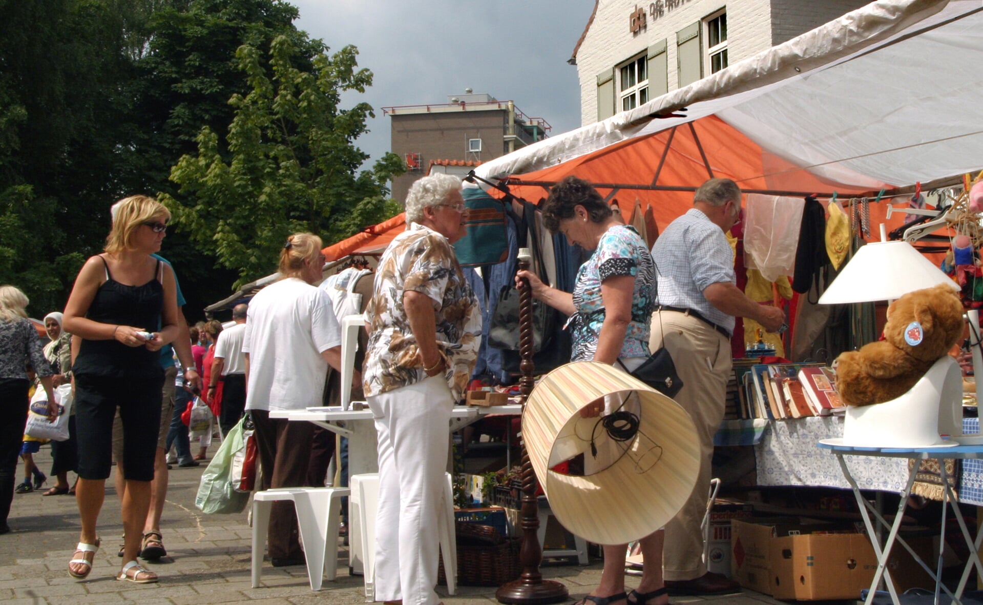 Vogelclub verhuurt kramen rommelmarkt - Brabants Centrum
