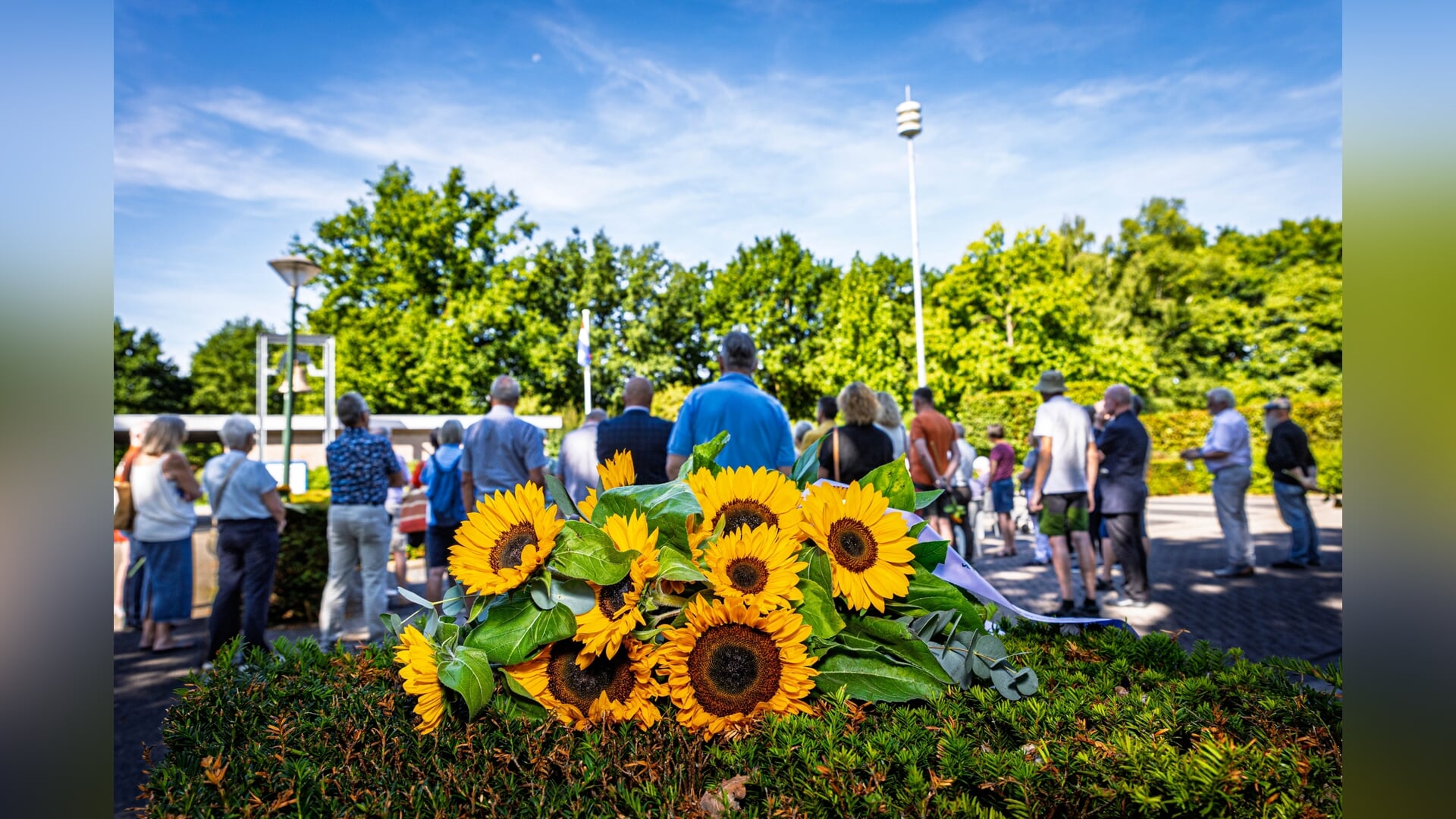 Informele herdenking bij monument Nederlands-Indië