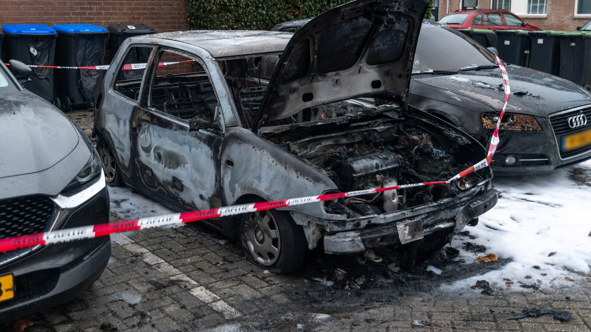 Auto uitgebrand aan de Tuinfluiter in Sommelsdijk
