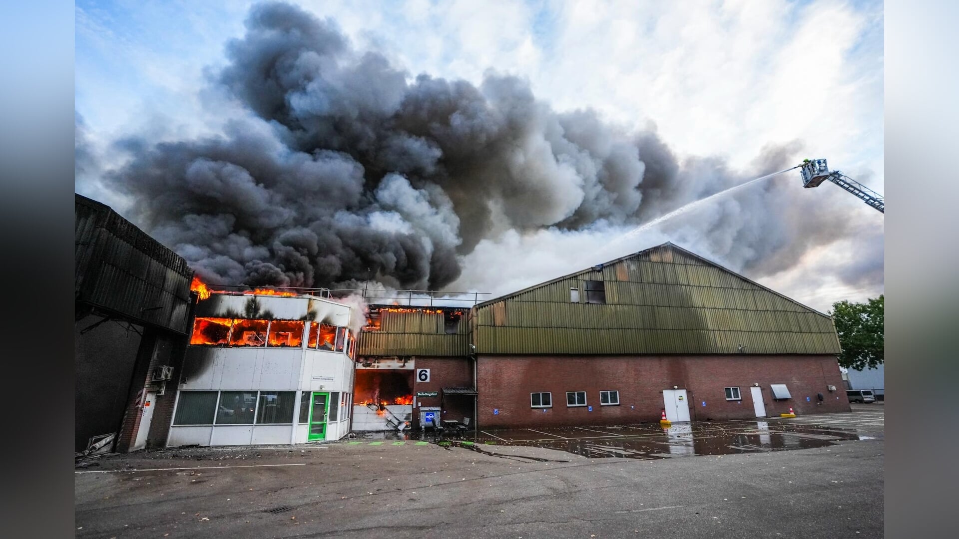 Grote brand bij bedrijf in Deurne, brandweer zet massaal in