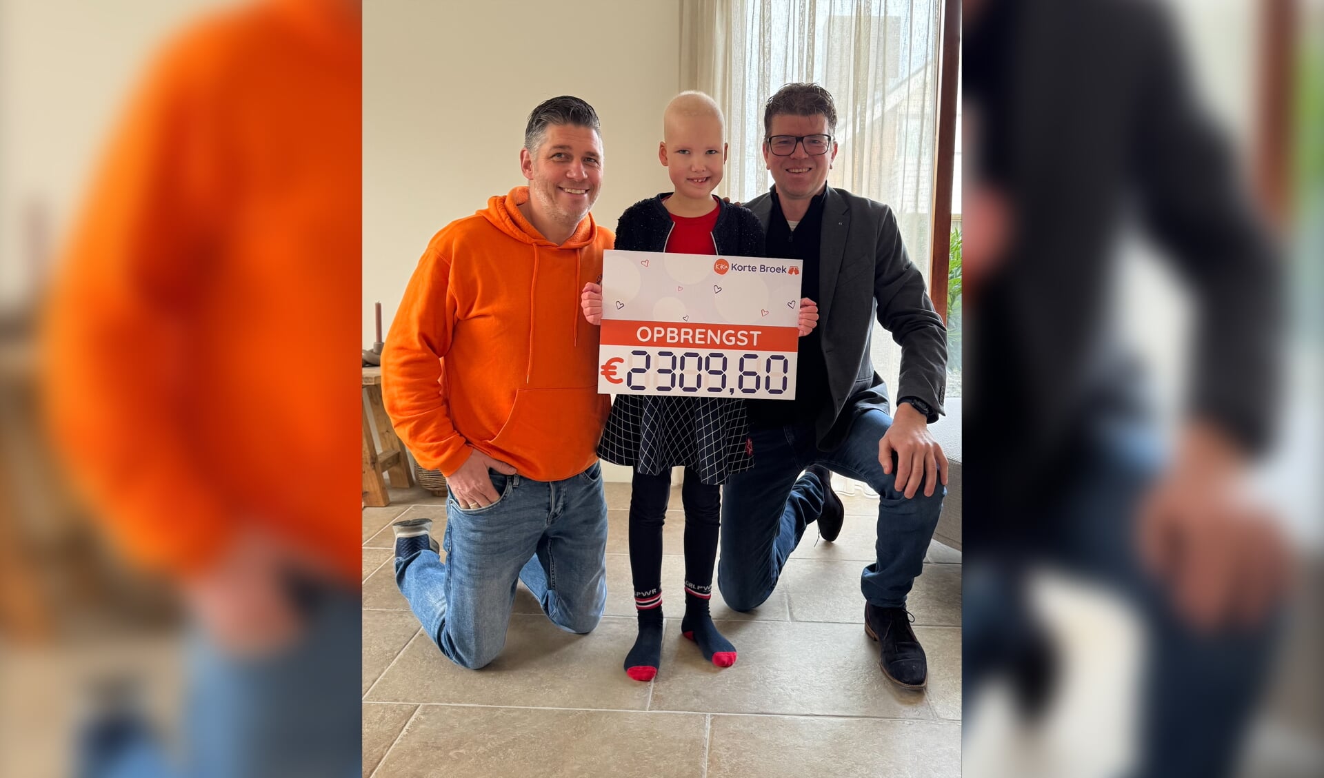 Leerling SmdB Sommelsdijk neemt cheque voor KiKa in ontvangst