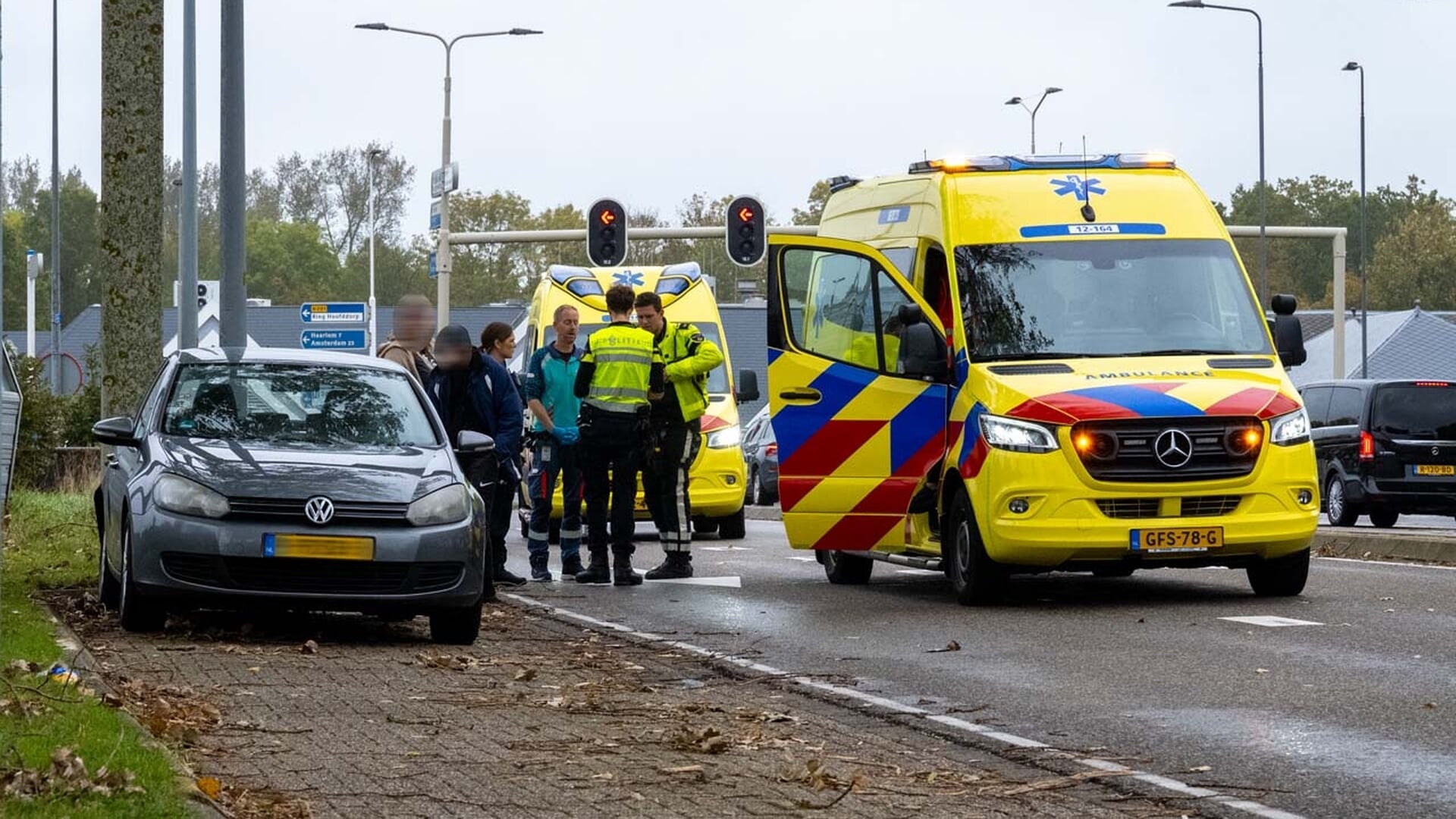 Auto remt voor ambulance, achteropkomende wagen botst er bovenop