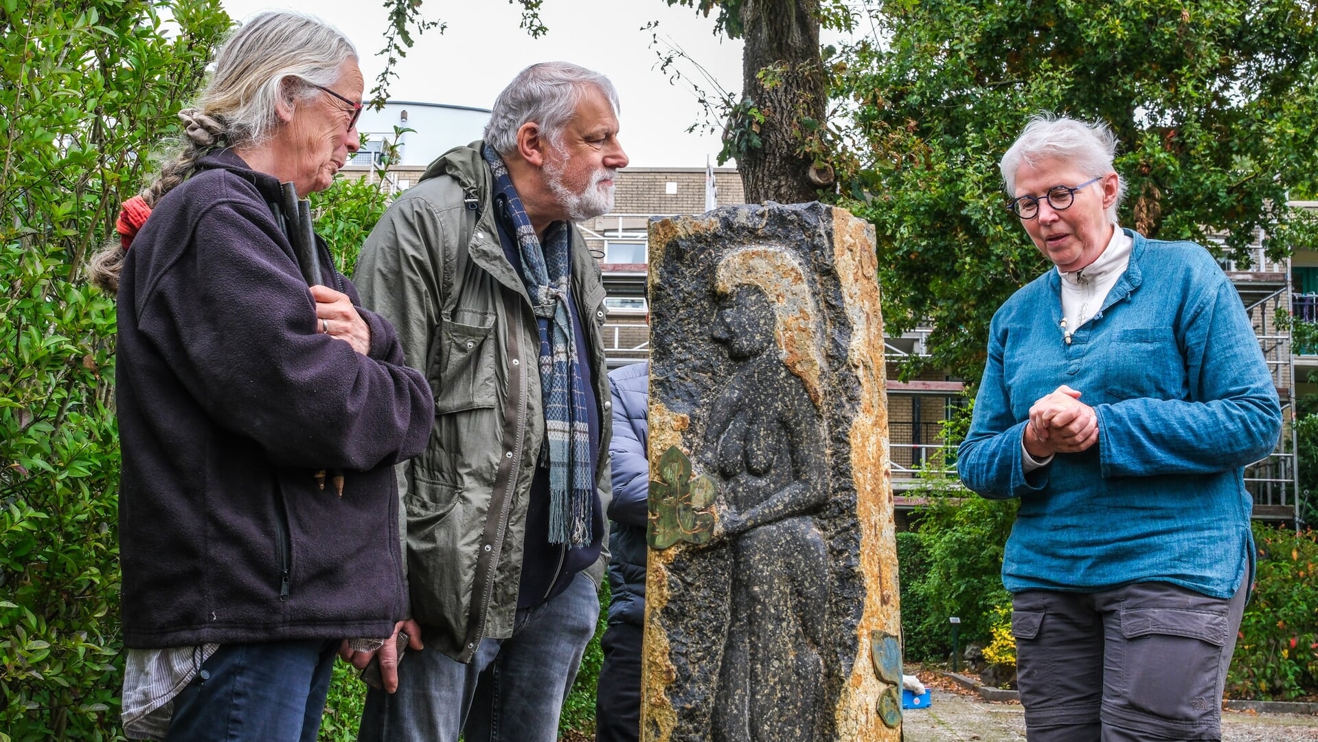 Nieuwe beelden voor jarige Bijbelse kerktuin; pastor Van Lent benoemd tot erevriend