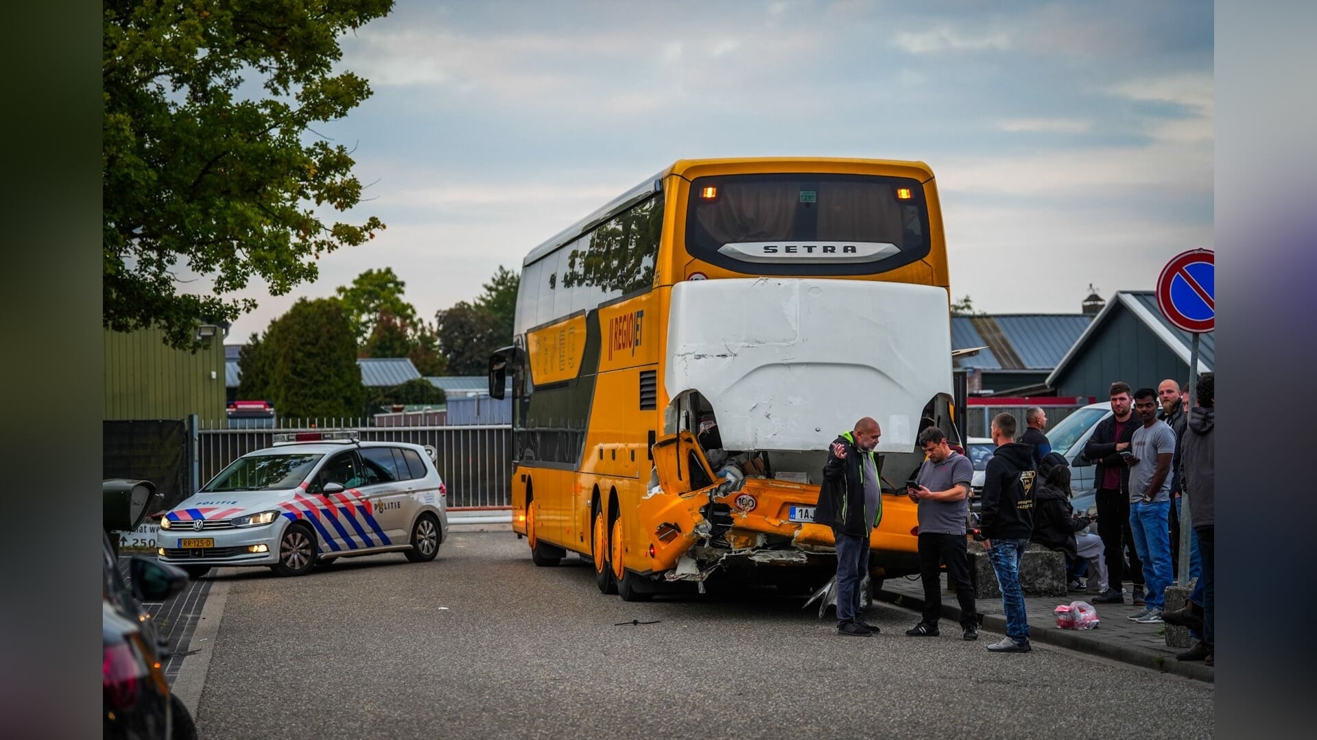 Vrachtwagen botst achterop touringcar