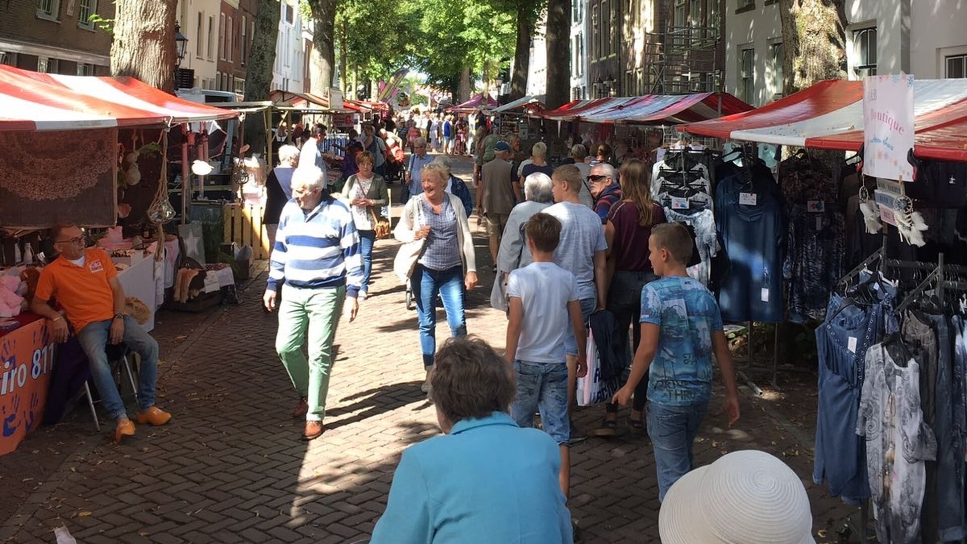 Seizoensmarkt brengt gezelligheid naar Sommelsdijk