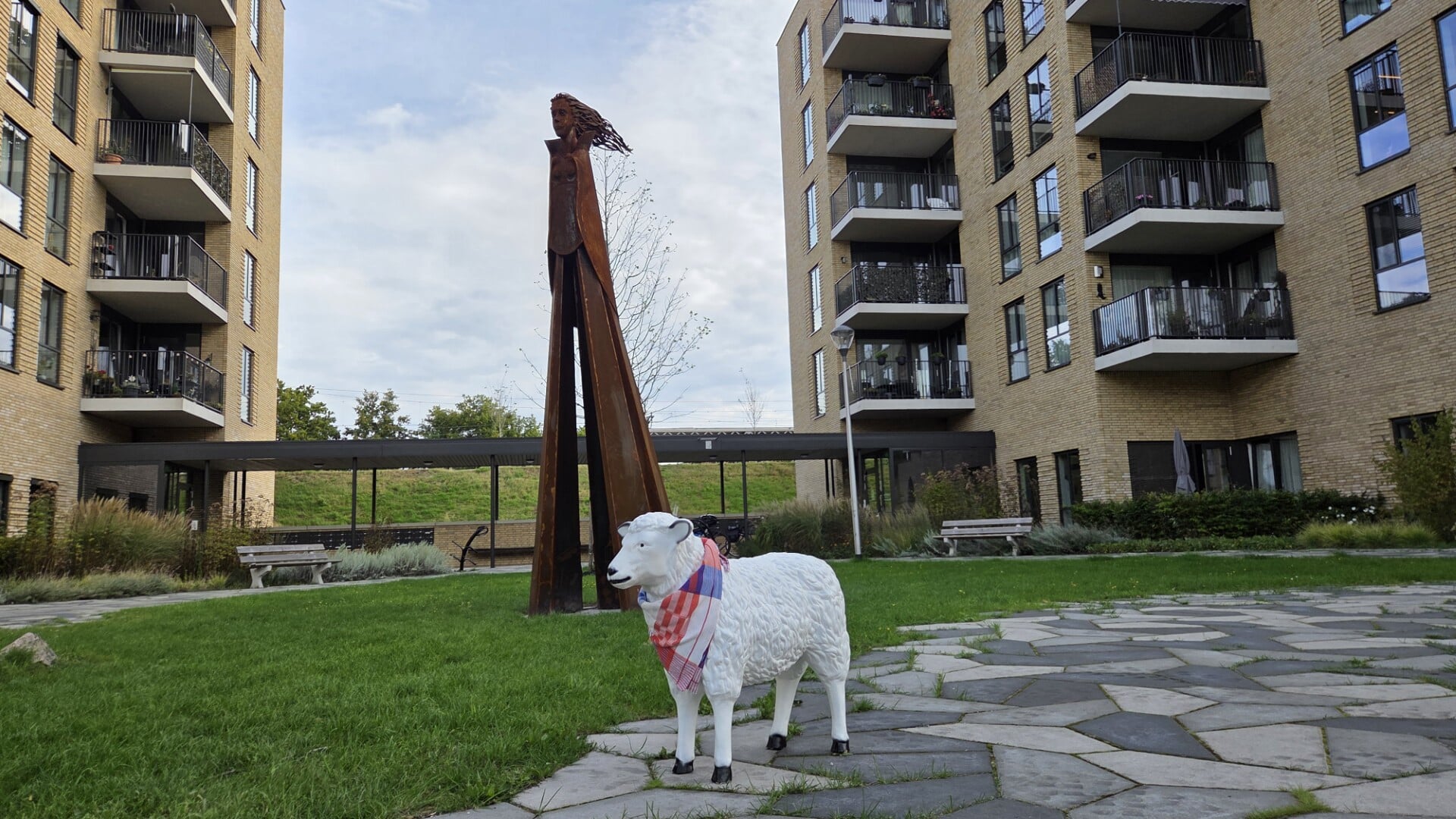 Kunstschaap Sjiep ziet enorme jonkvrouw