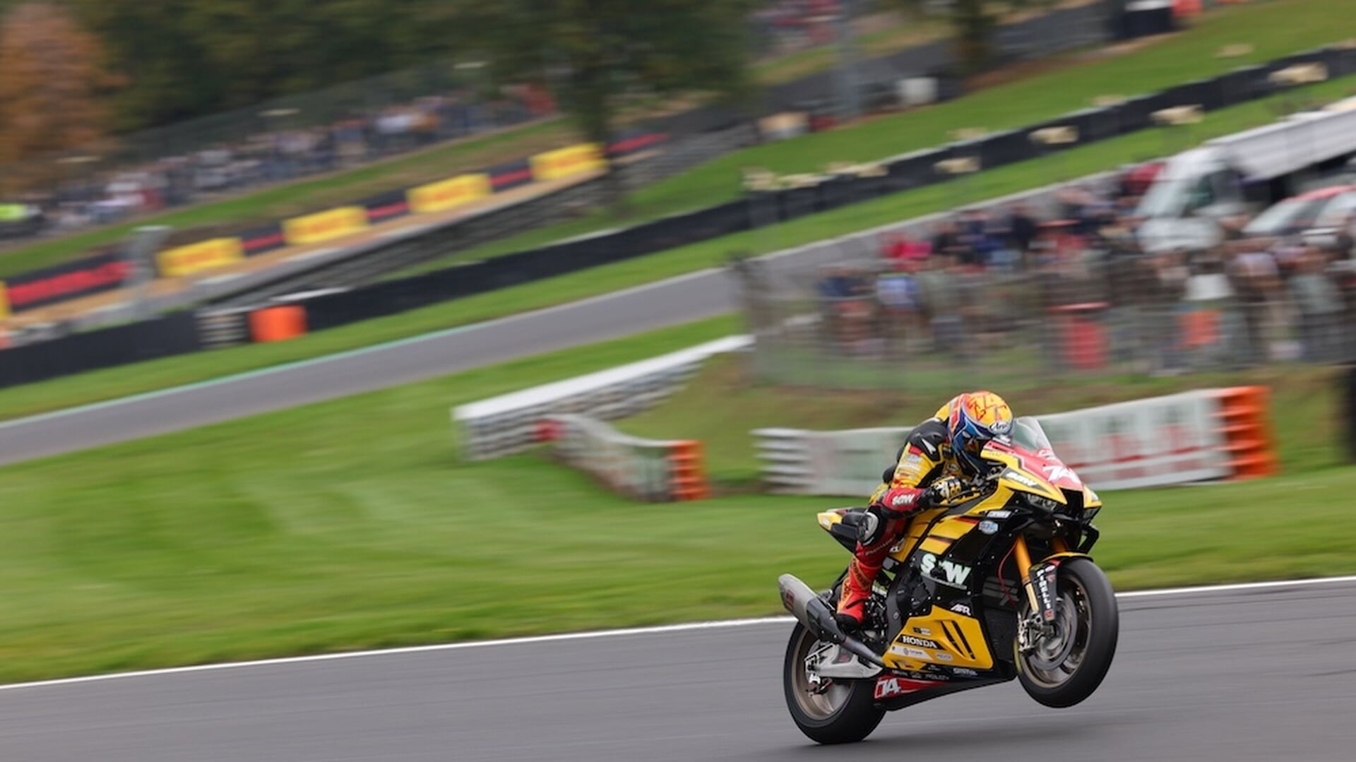 Jaimie van Sikkelerus pakt punten bij laatste BSB Superbike Race
