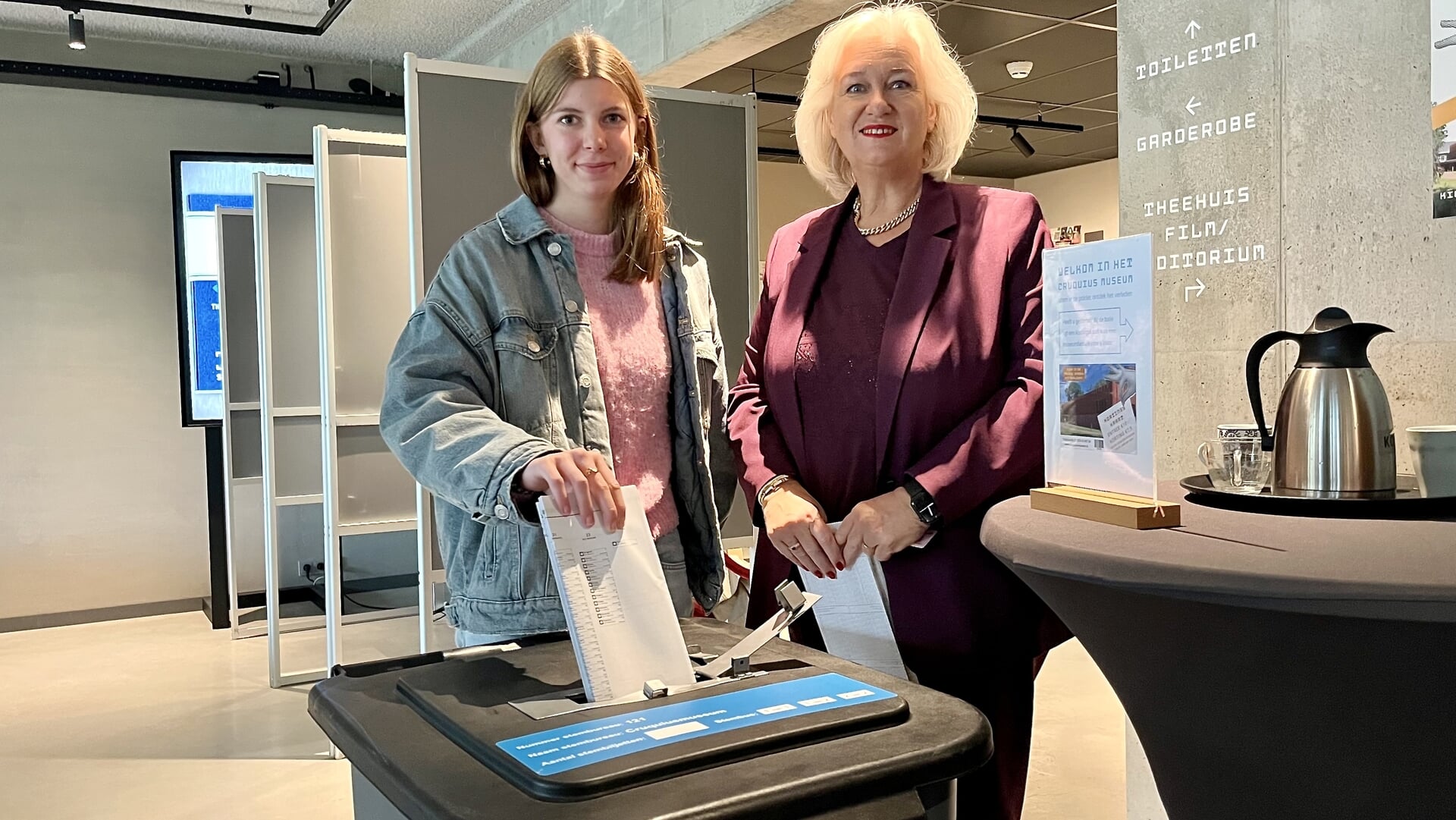 Burgemeester Schuurmans stemt samen met ‘first voter’ Sophie in Cruquius