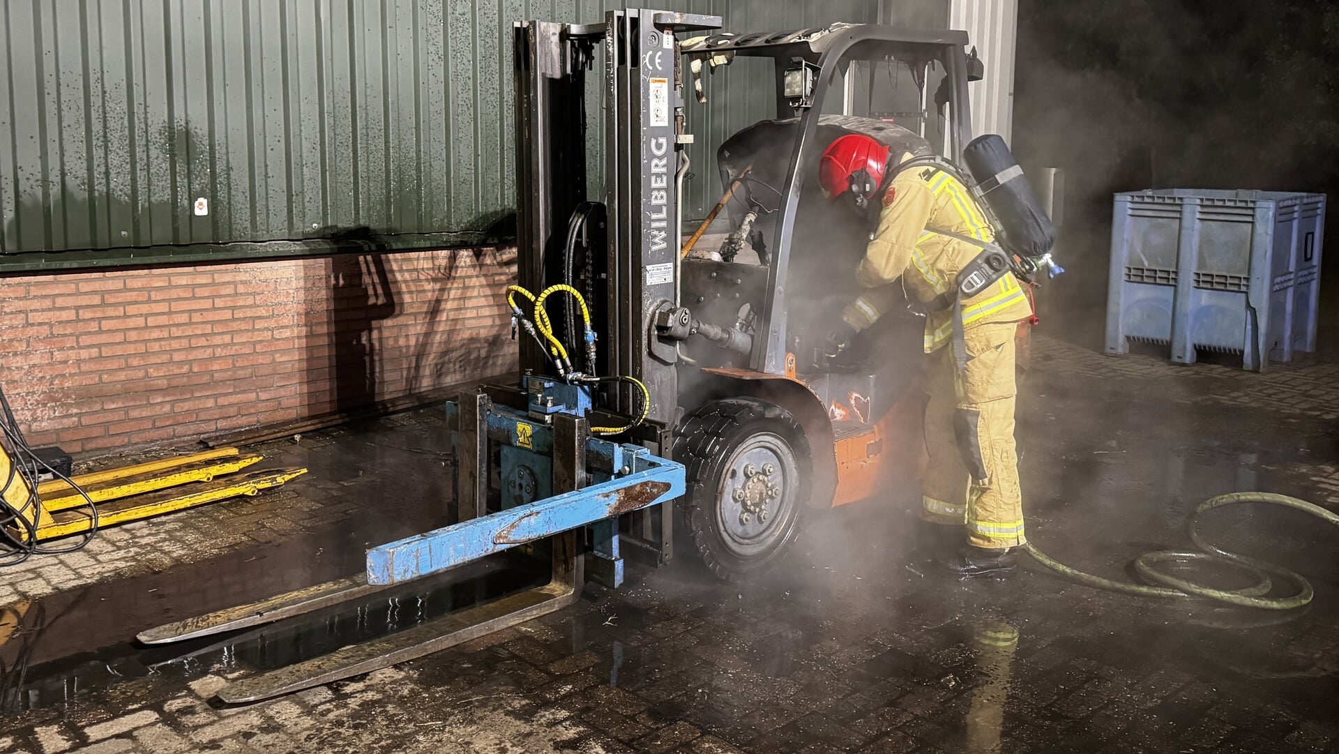 Heftruck uitgebrand bij bedrijf in De Rips