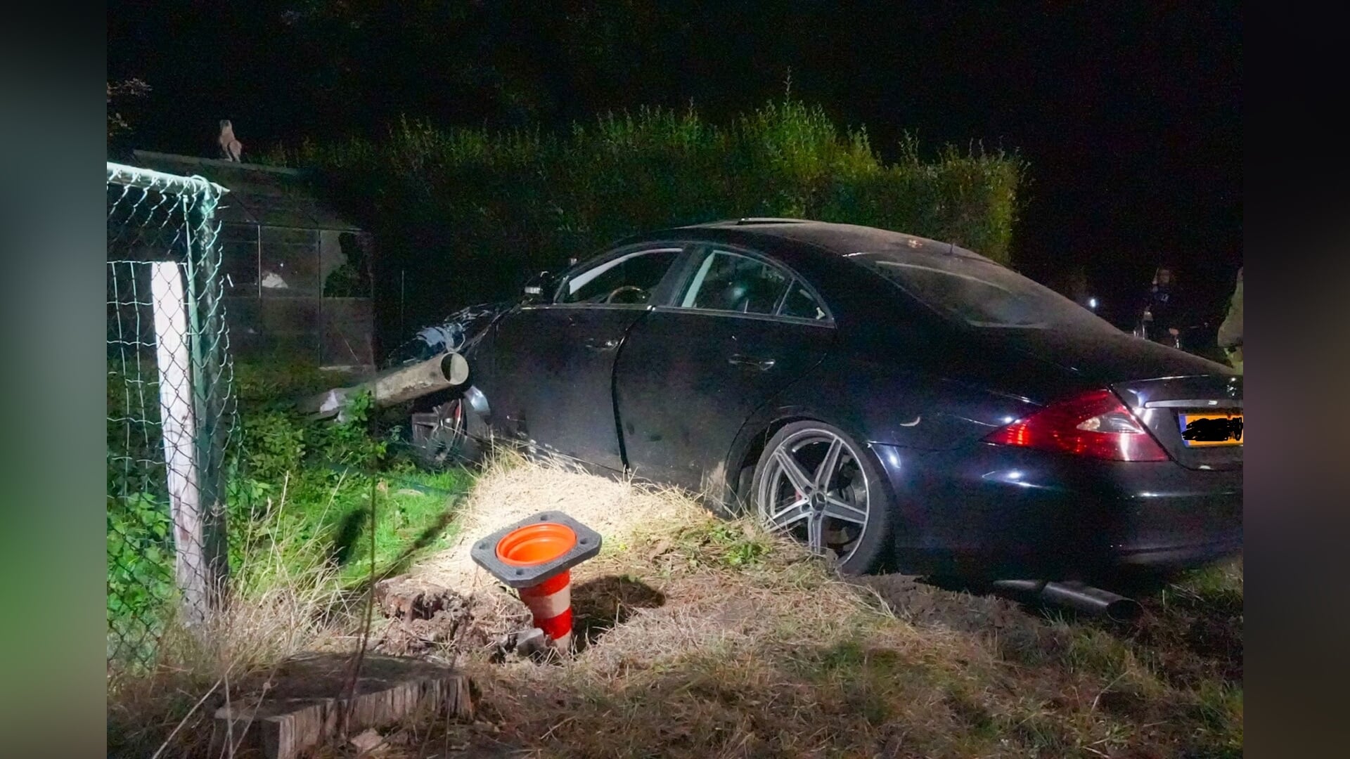 Auto rijdt tegen elektriciteitshuisje