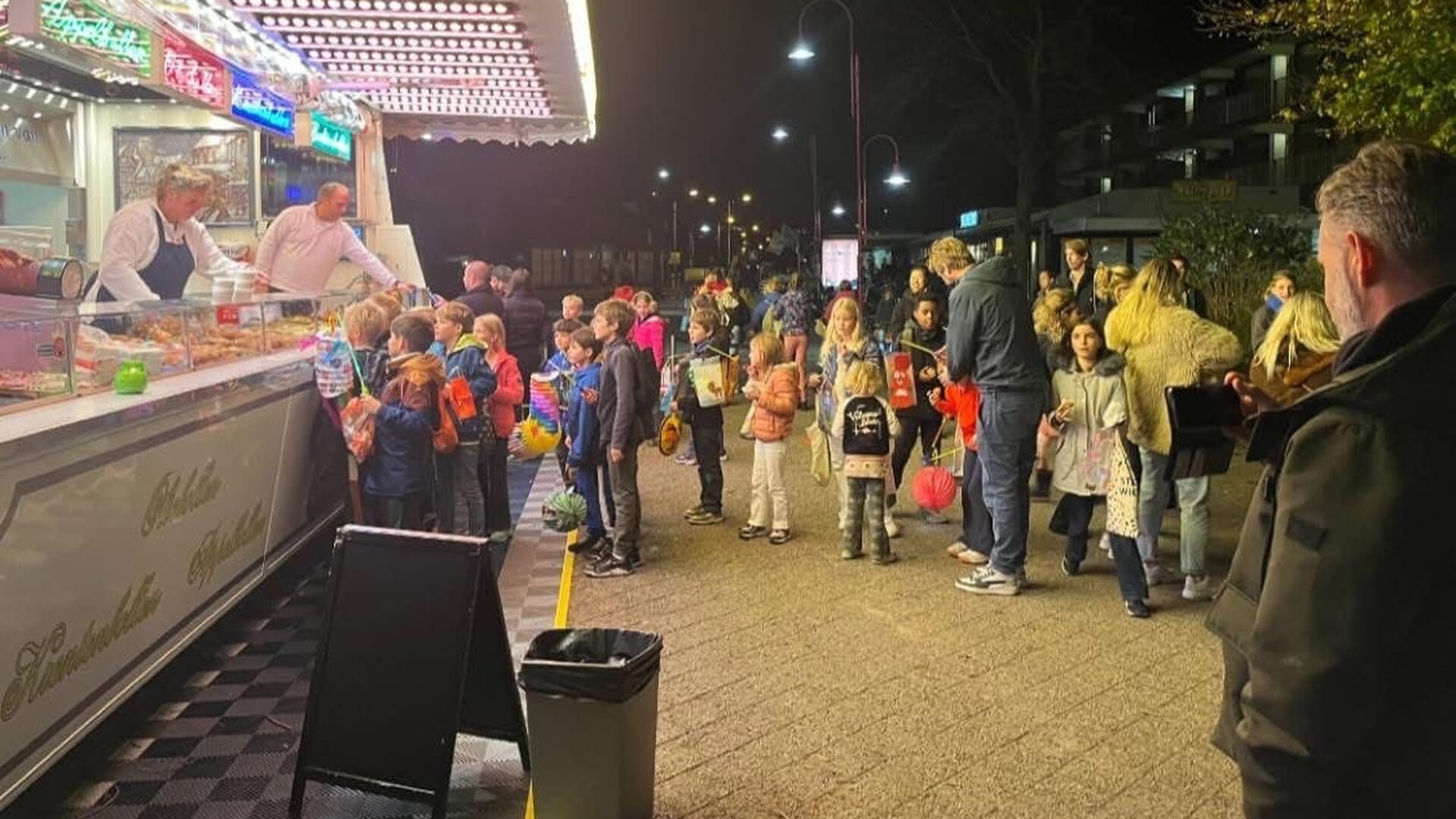 Gratis oliebol bij Oliebollenkraam in Ouderkerk tijdens Sint Maarten
