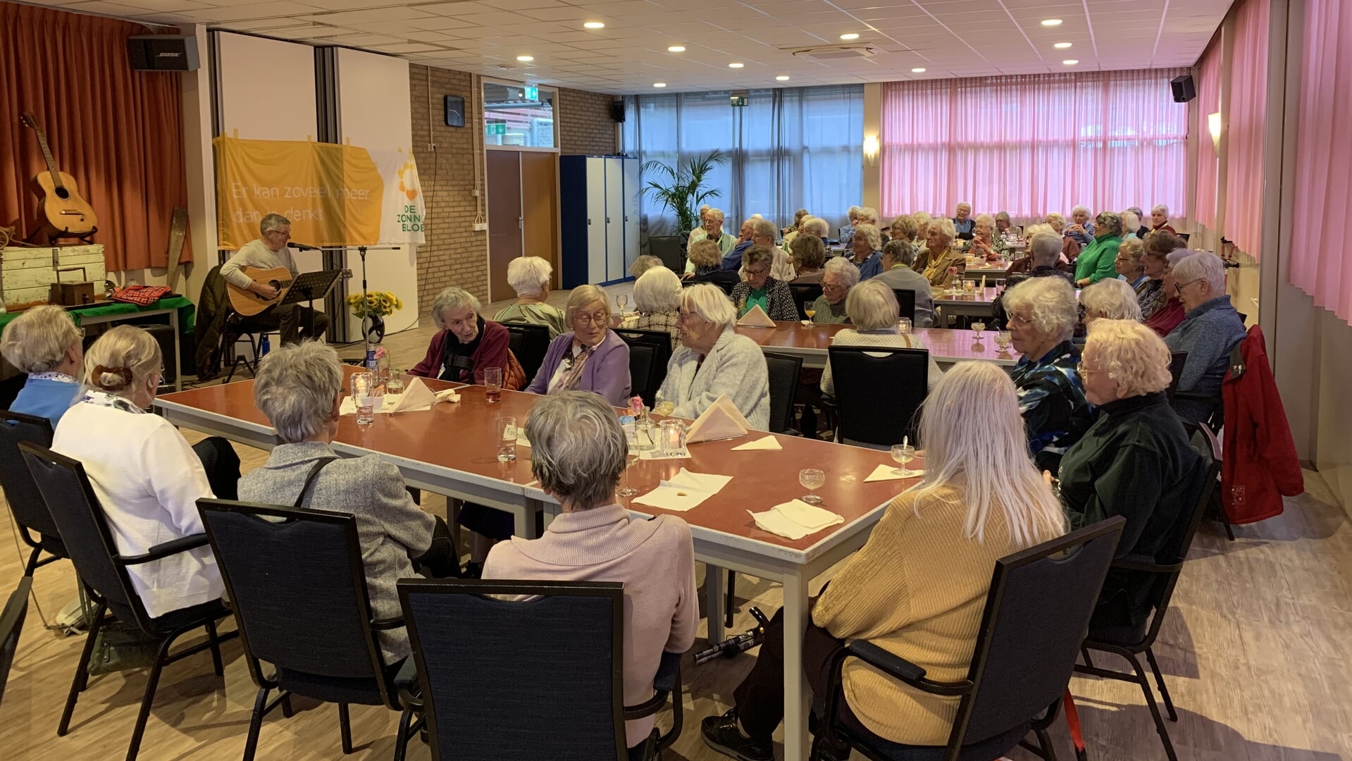 Gezellige Zonnemiddag met de Zonnebloem in De Bloemen