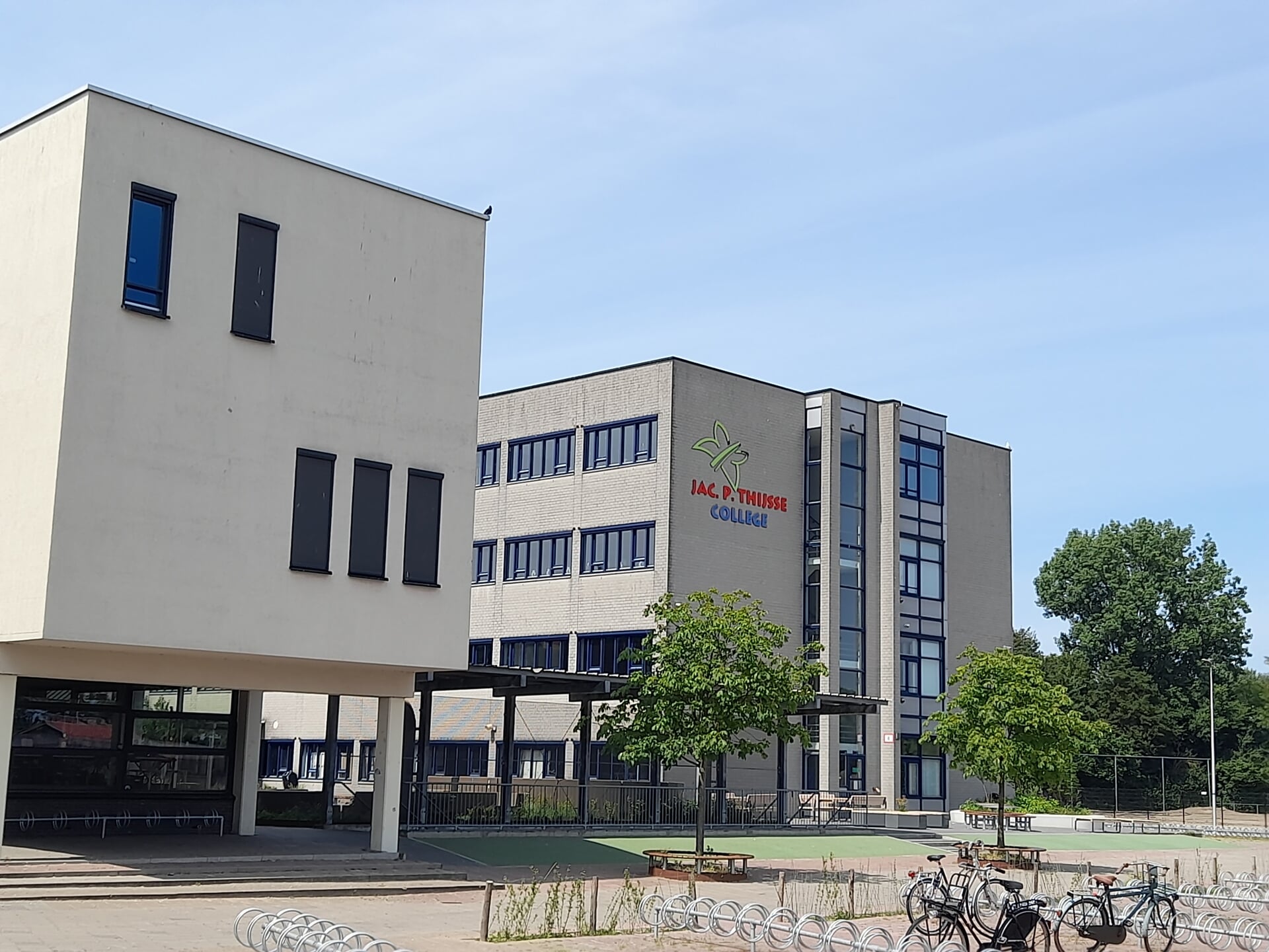 Griezelen en dansen: groot Halloweenfeest Jac. P. Thijsse College