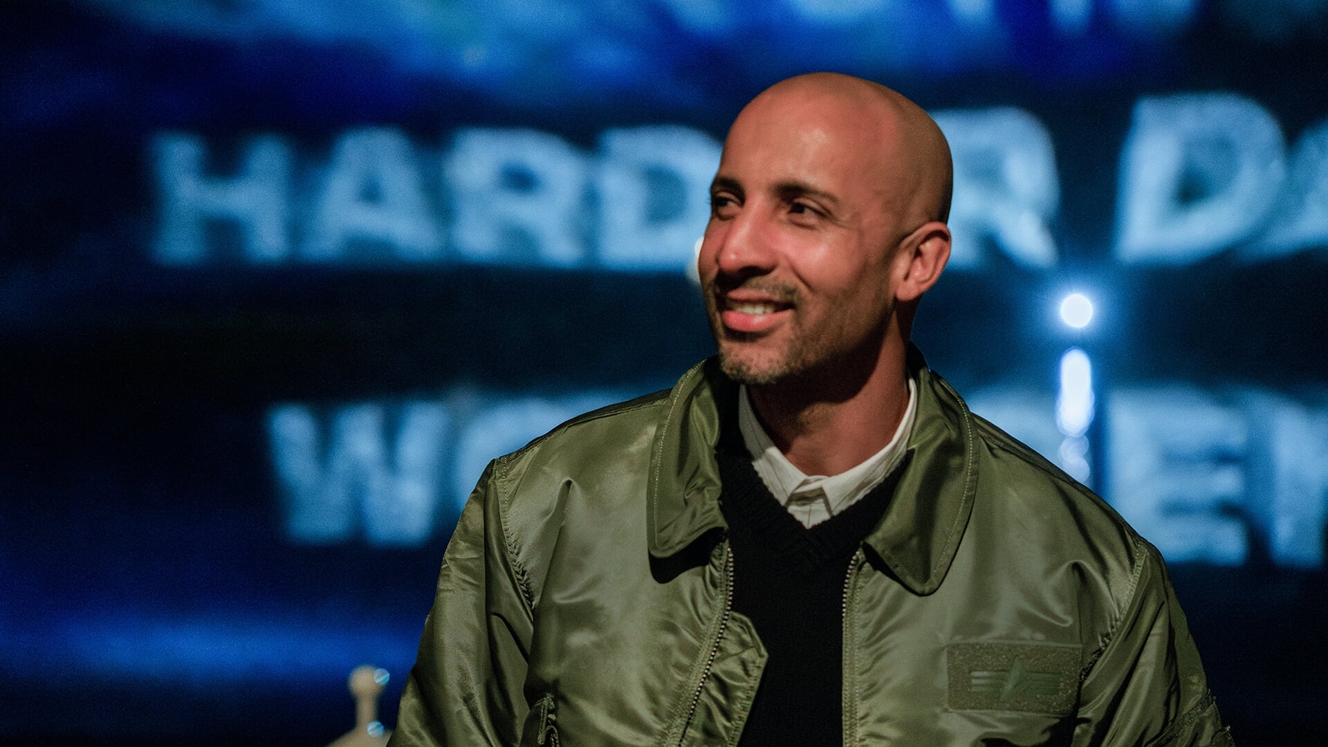 Onthulling van dijkgedicht dat bij Amstelzijde als lichtprojectie in nevel boven de Amstel zweeft