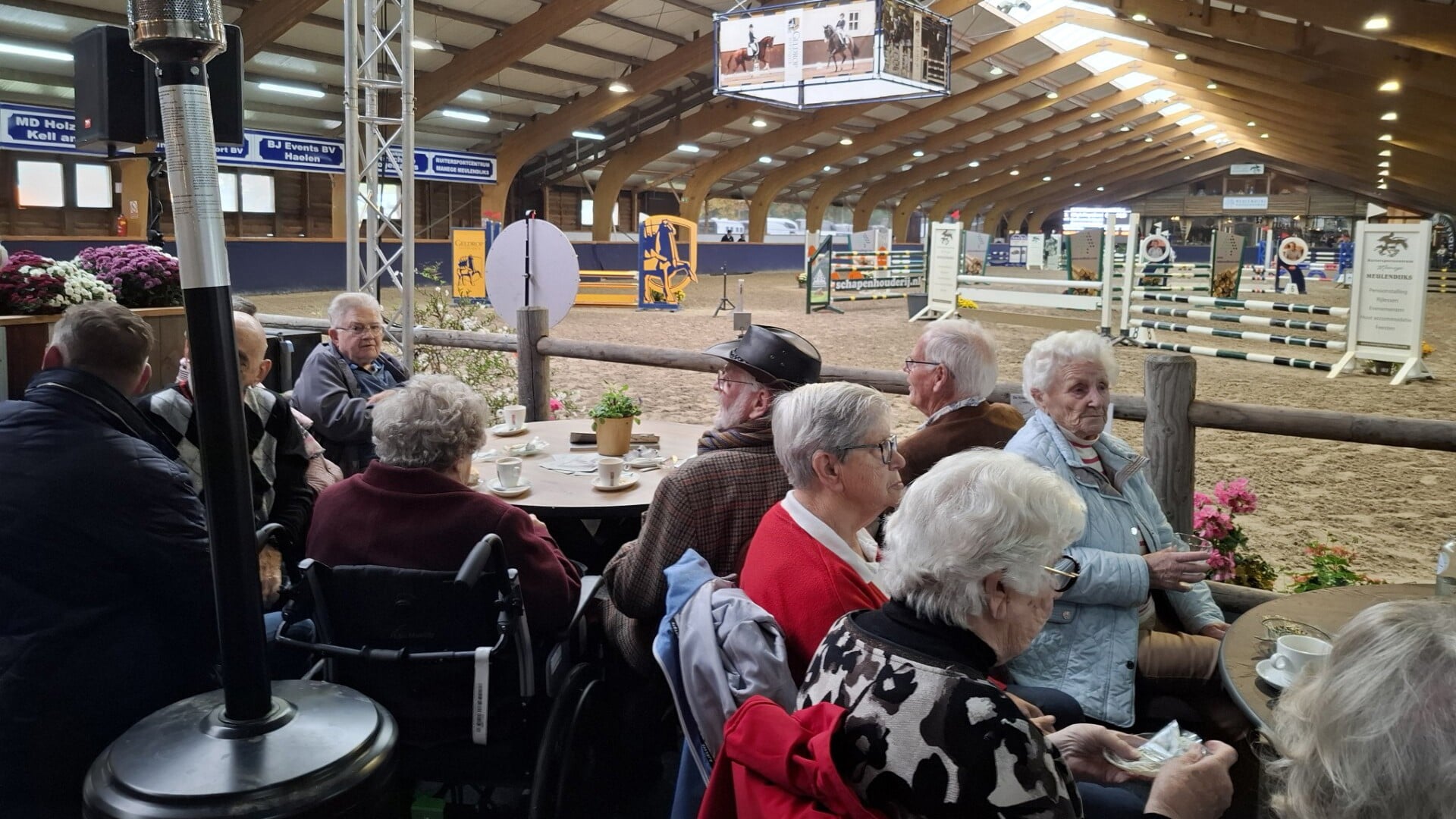 Bewoners Nicasius bezoeken manege Meulendijks