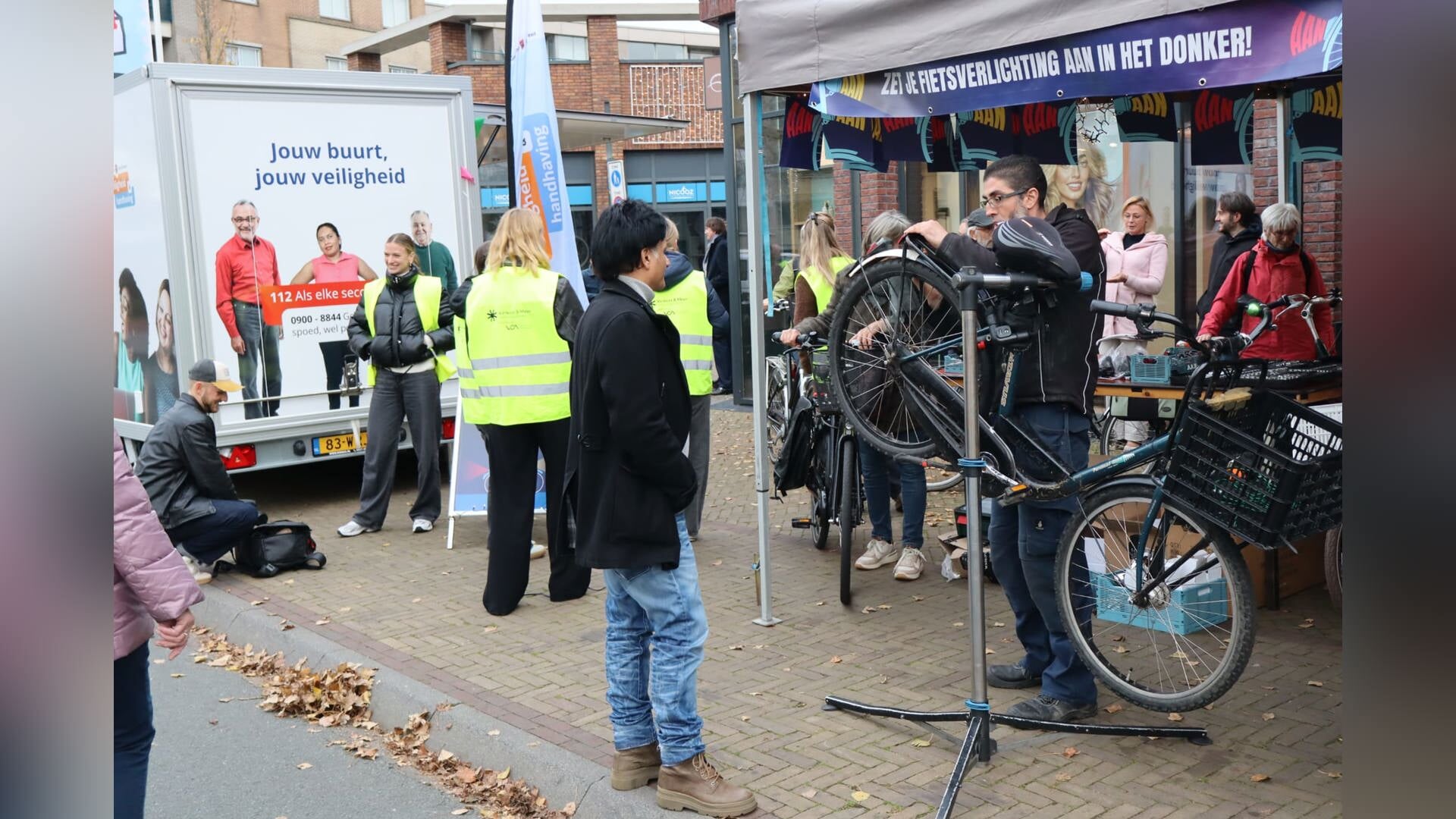 Gratis fietsverlichtingsactie op Westwijkplein in Amstelveen