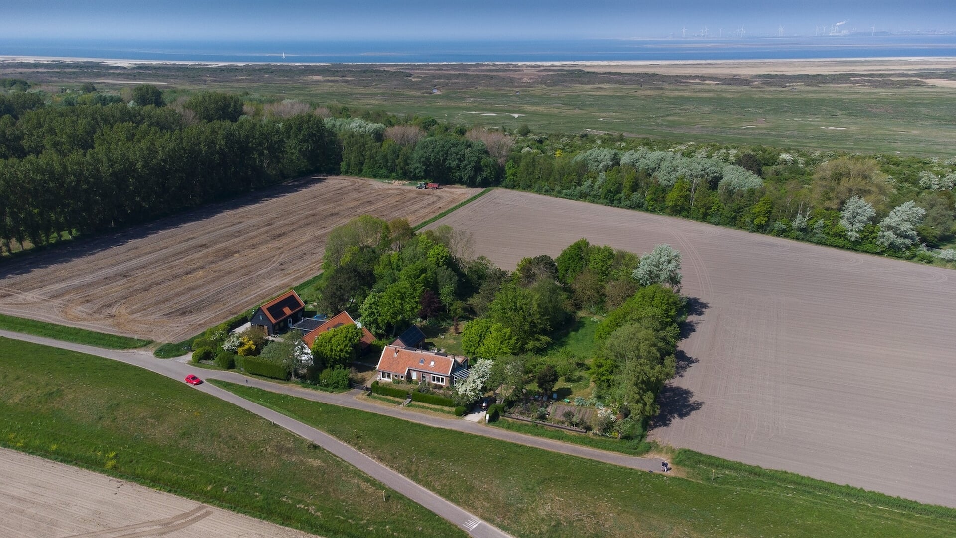 Rolf Roos keert een halve hectare binnenstebuiten in zijn boek ‘Erf’