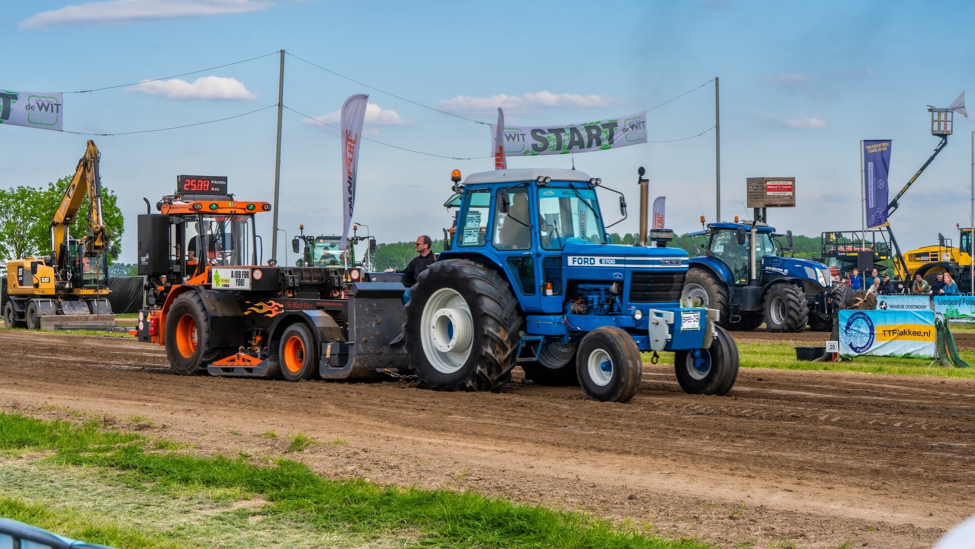 Elektrische en historische tractor openen Trekkertrek Familiedag