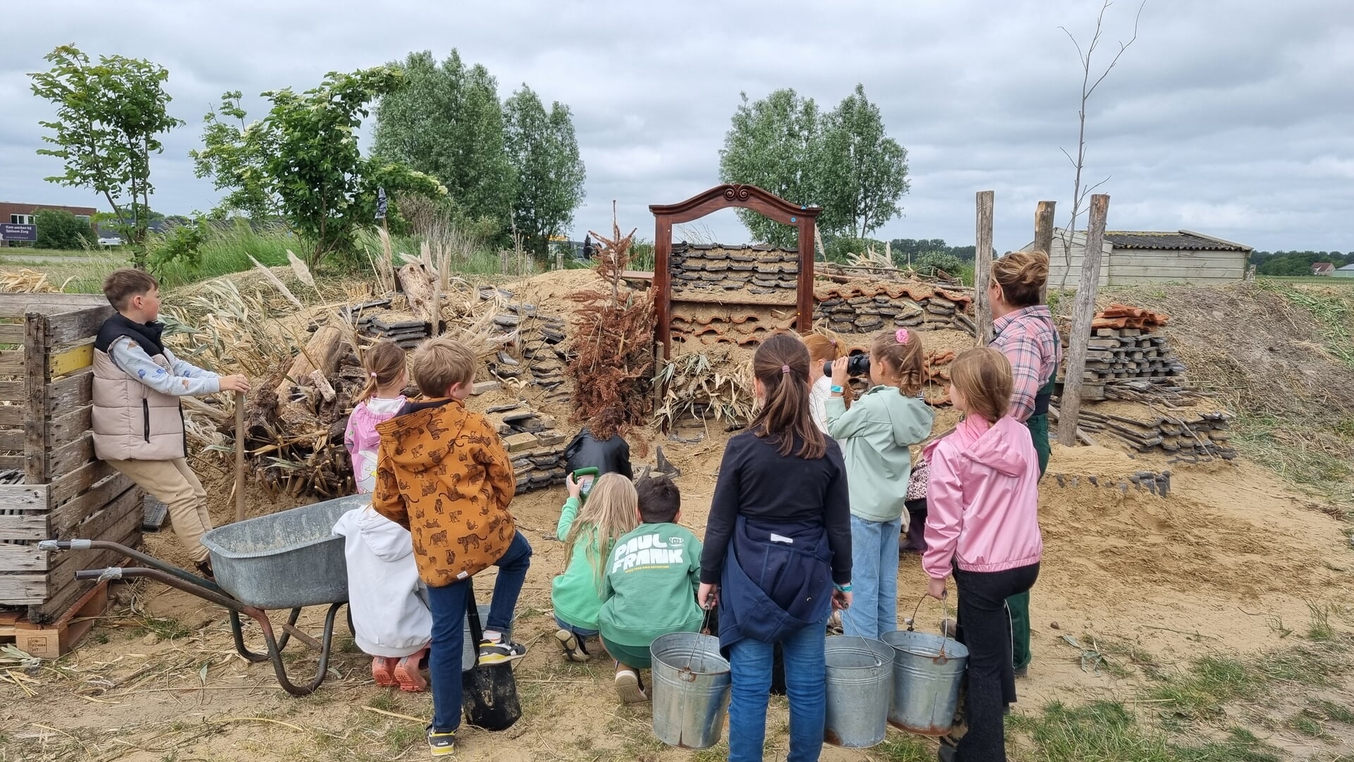 Kinderen bouwen bijenburcht bij Tuintje bie Wen