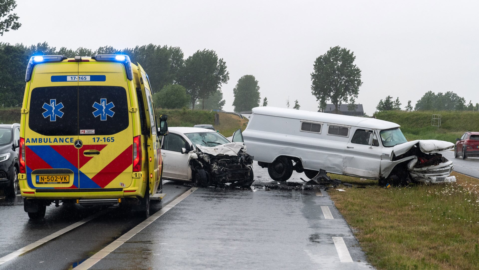 Frontale botsing op N215 zorgt voor ravage