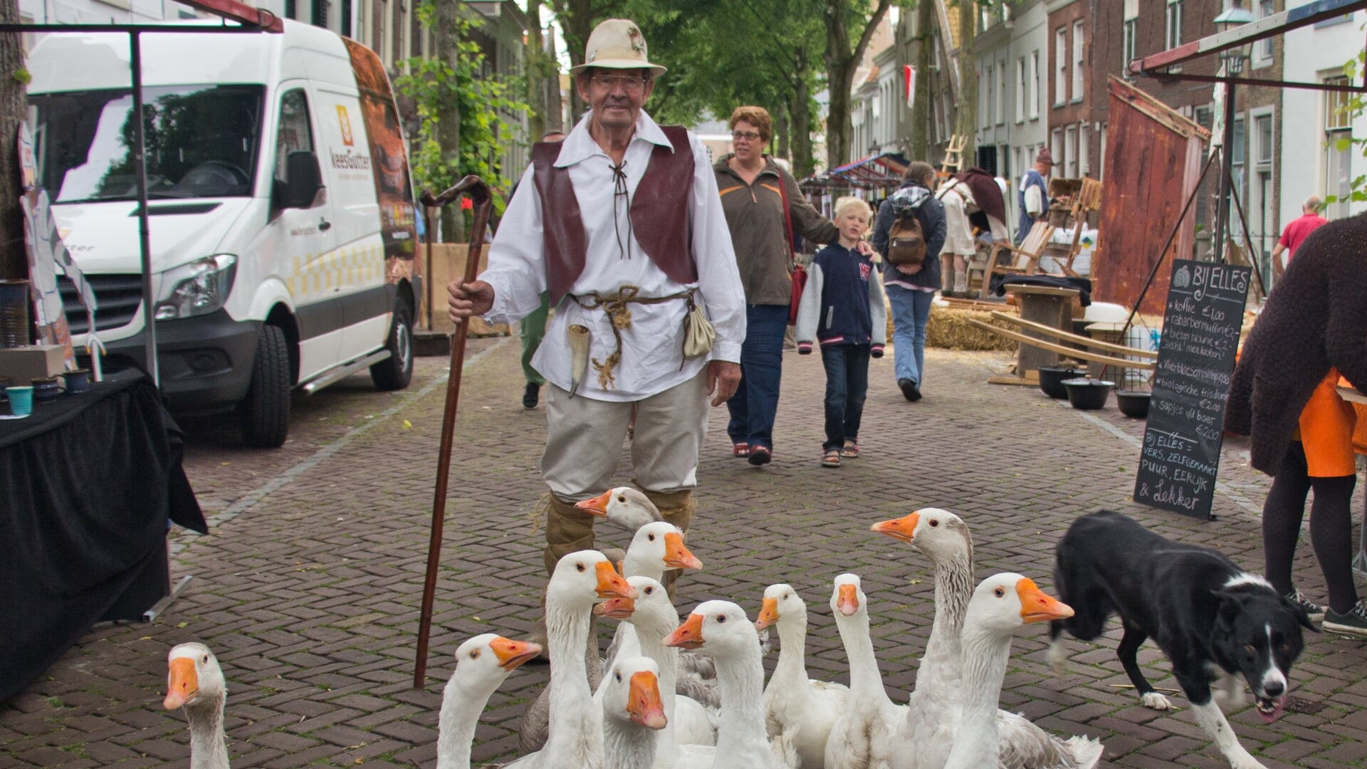 Mennistenbrood op de historische markt in Sommelsdijk