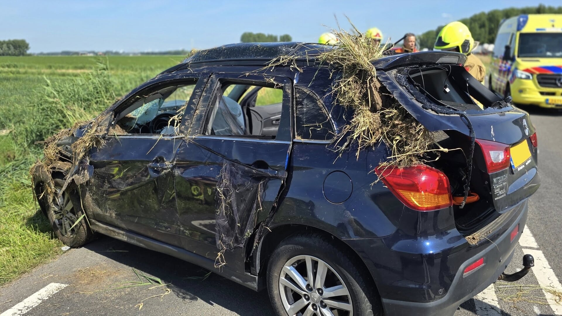 Auto belandt in de sloot naast N215