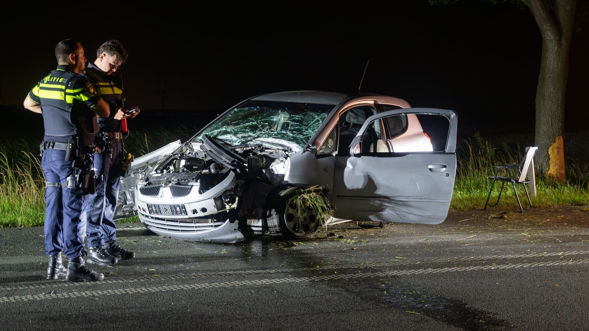 Personenauto knalt tegen boom, twee gewonden