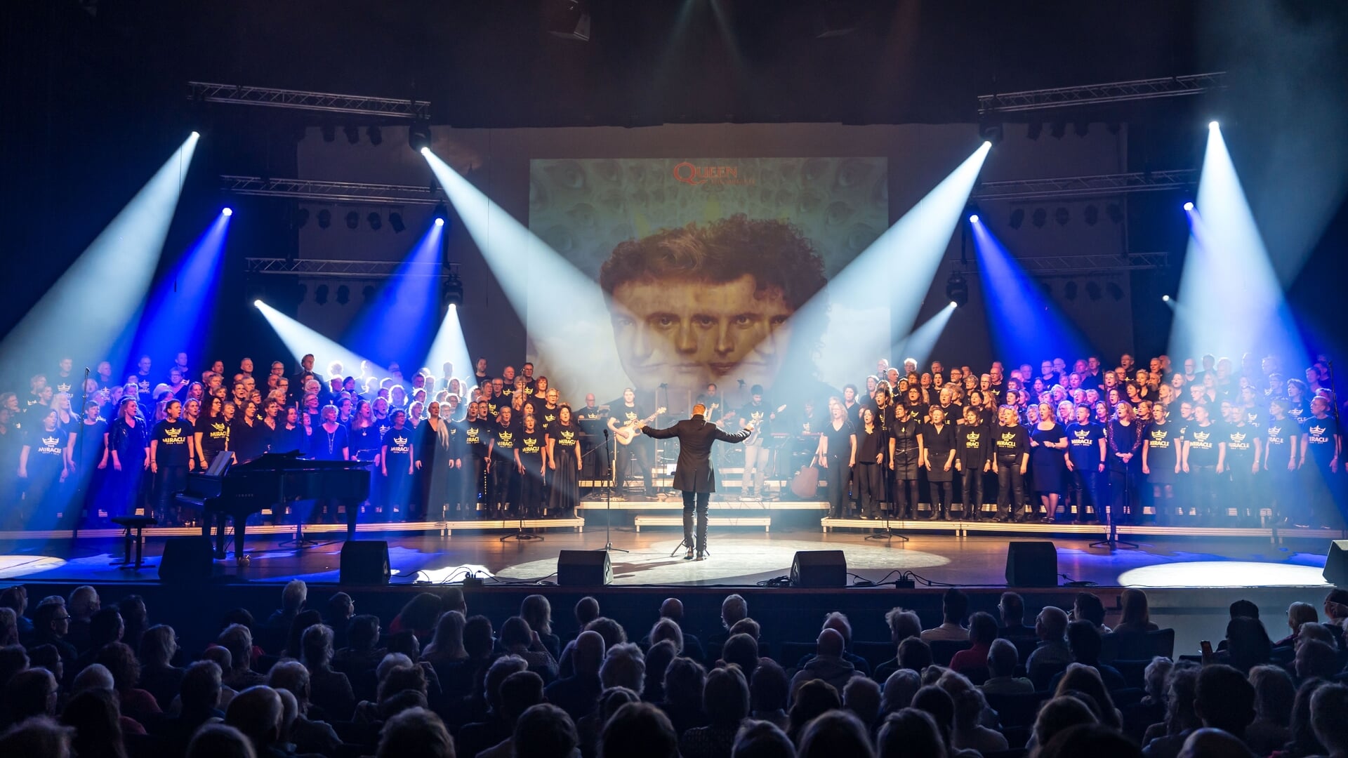 Zing mee in het grote Queen Projectkoor in theater De Lawei in Drachten ...