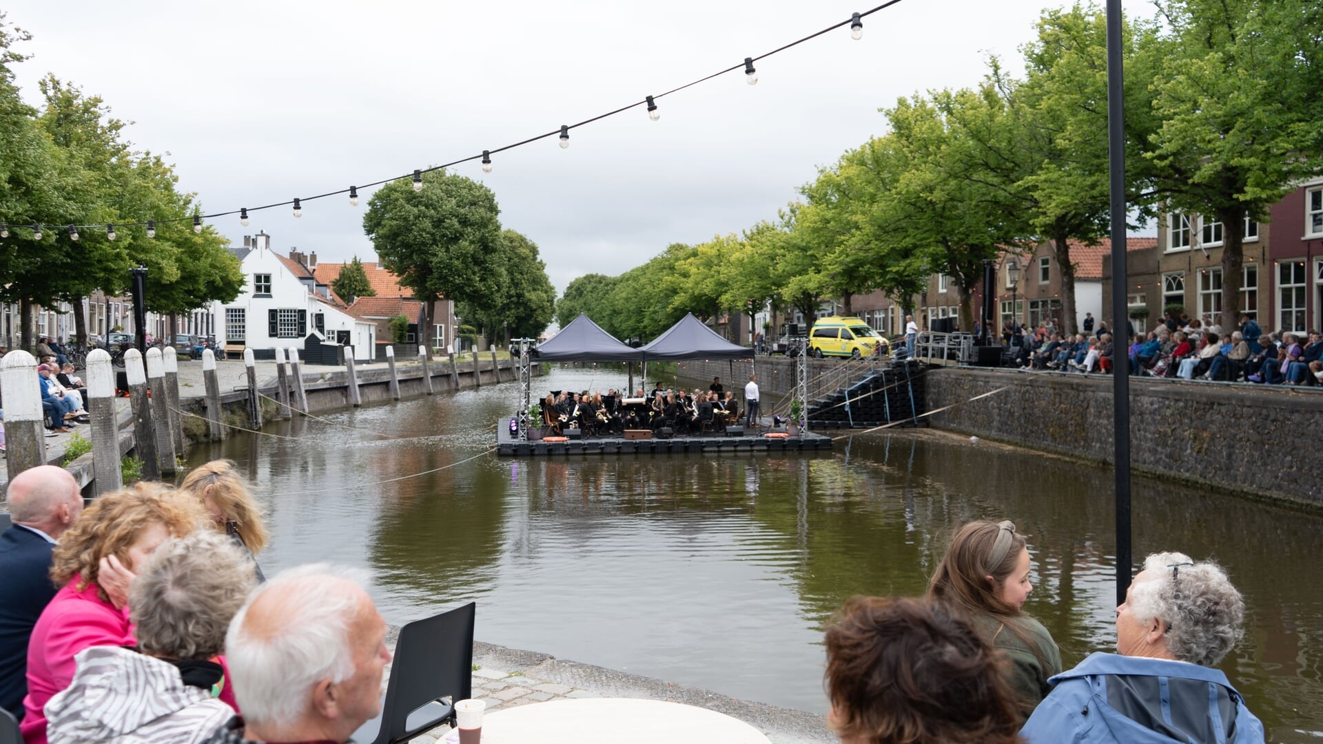 Havenconcert Goedereede: muziek als warm licht in een regenachtige avond
