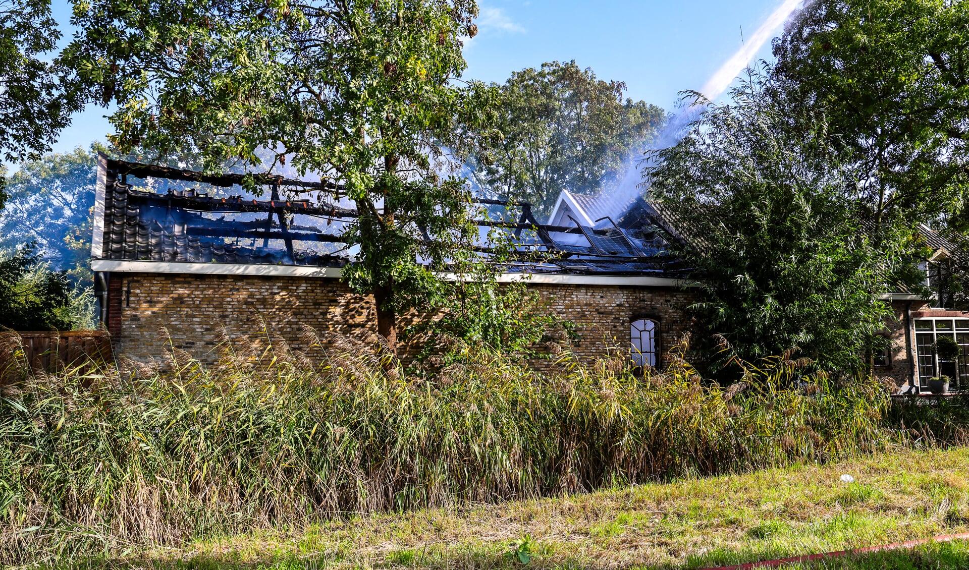 Schuur met zonnepanelen uitgebrand Zuidbuurt Vlaardingen