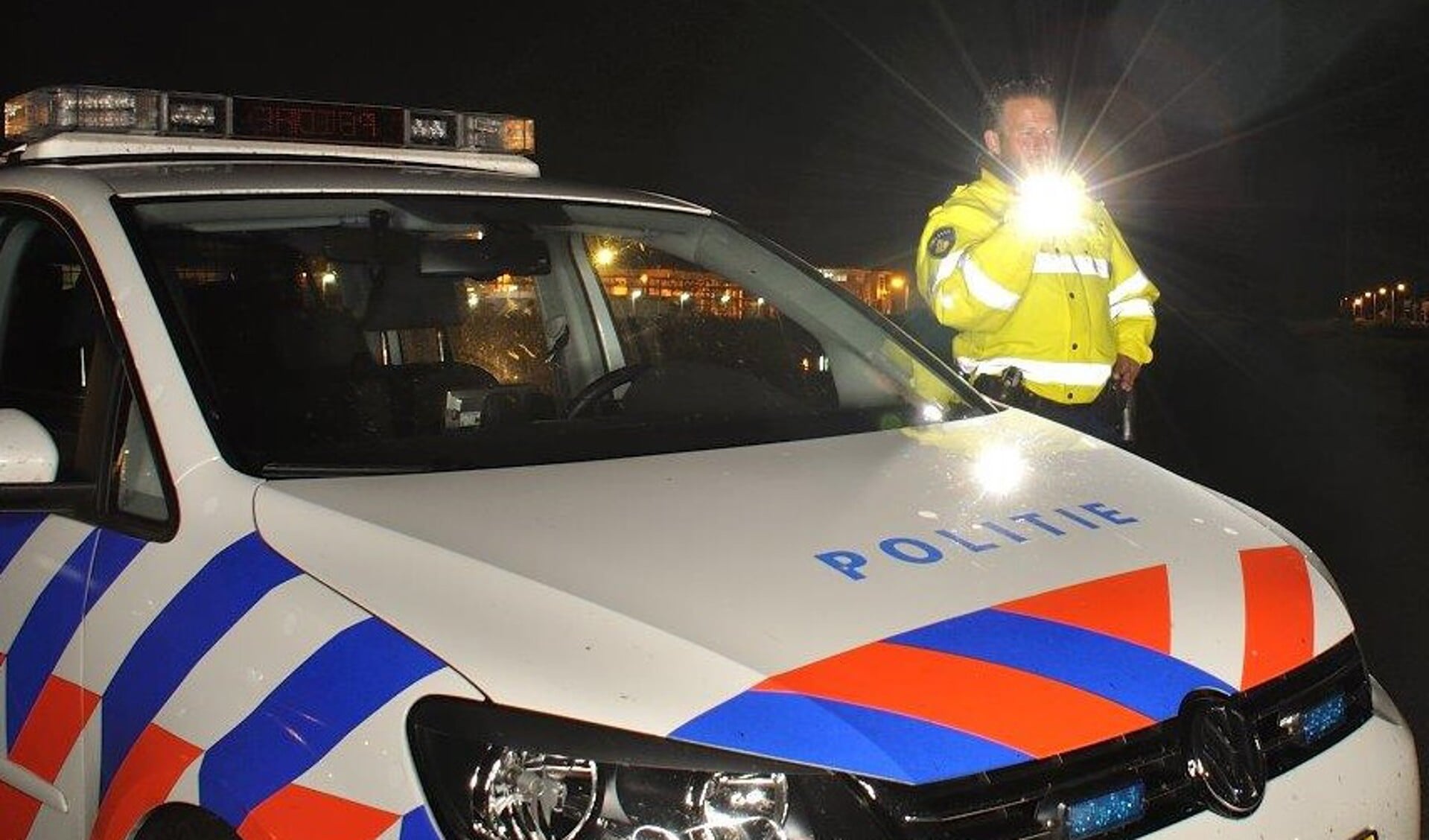 Automobilist schrikt van fietser op de N359 en slaat over de kop
