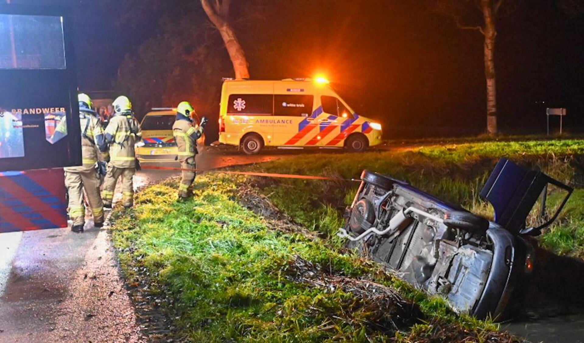 Auto te water in Warmenhuizen, bestuurder loopt weg