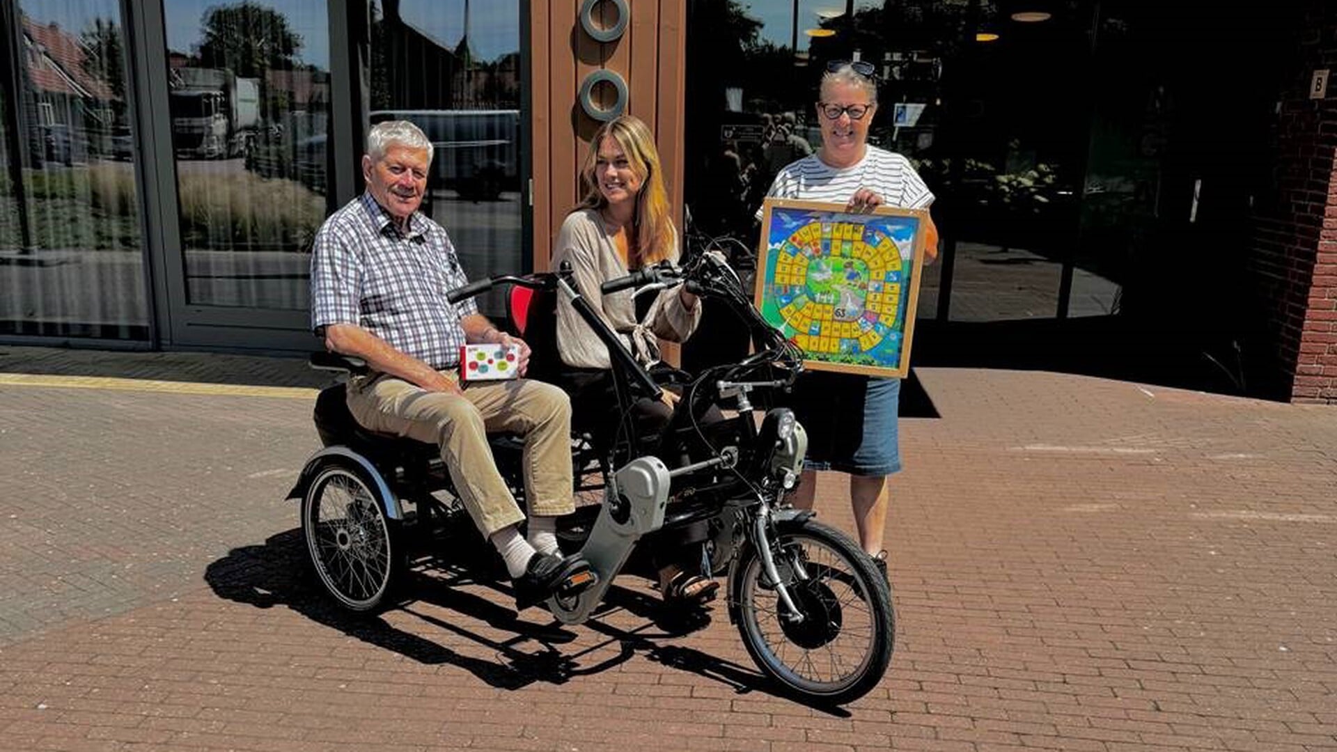 Dagbesteding Westvoorne krijgt duofiets en spellen
