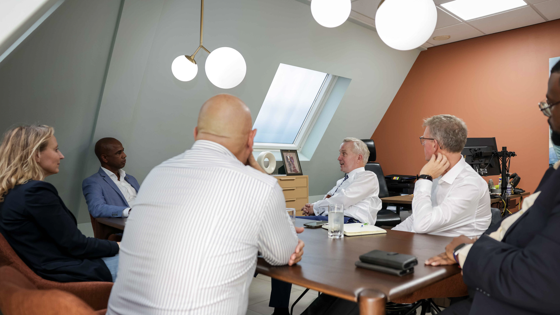 Van der Burg bespreekt bestuur en snelle groei met Bestuurscollege Bonaire