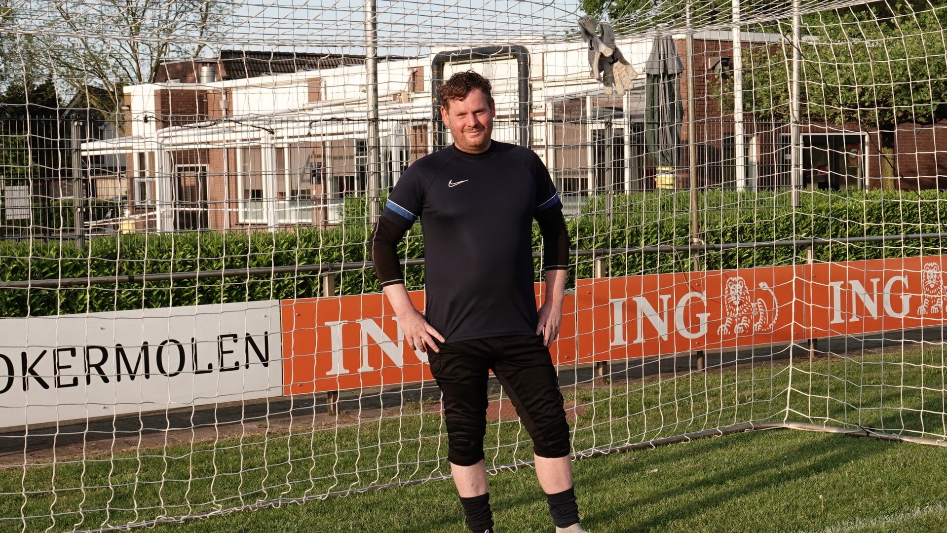 Koen Godeke bergt de handschoenen op