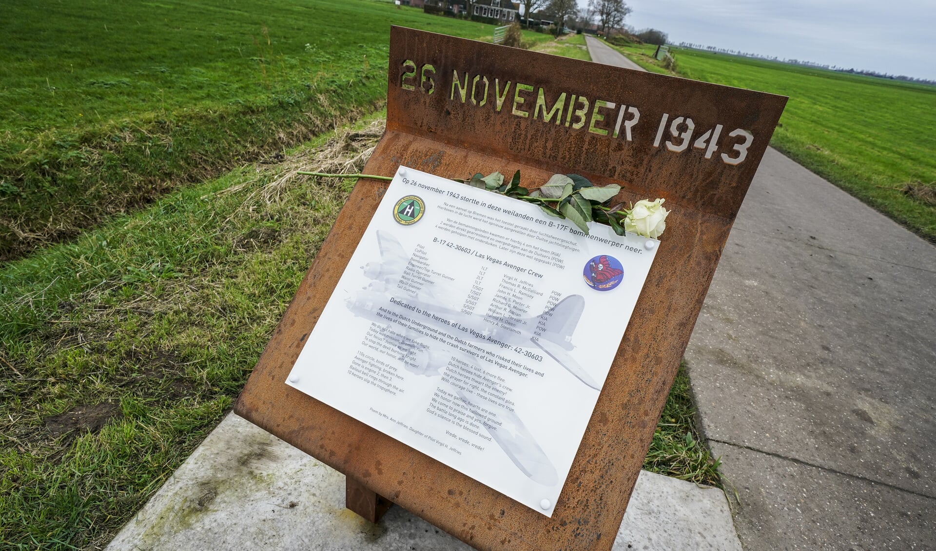 FOTO’S / Plaquette voor neergestorte bommenwerper bij Doniaga, F16’s vliegen over