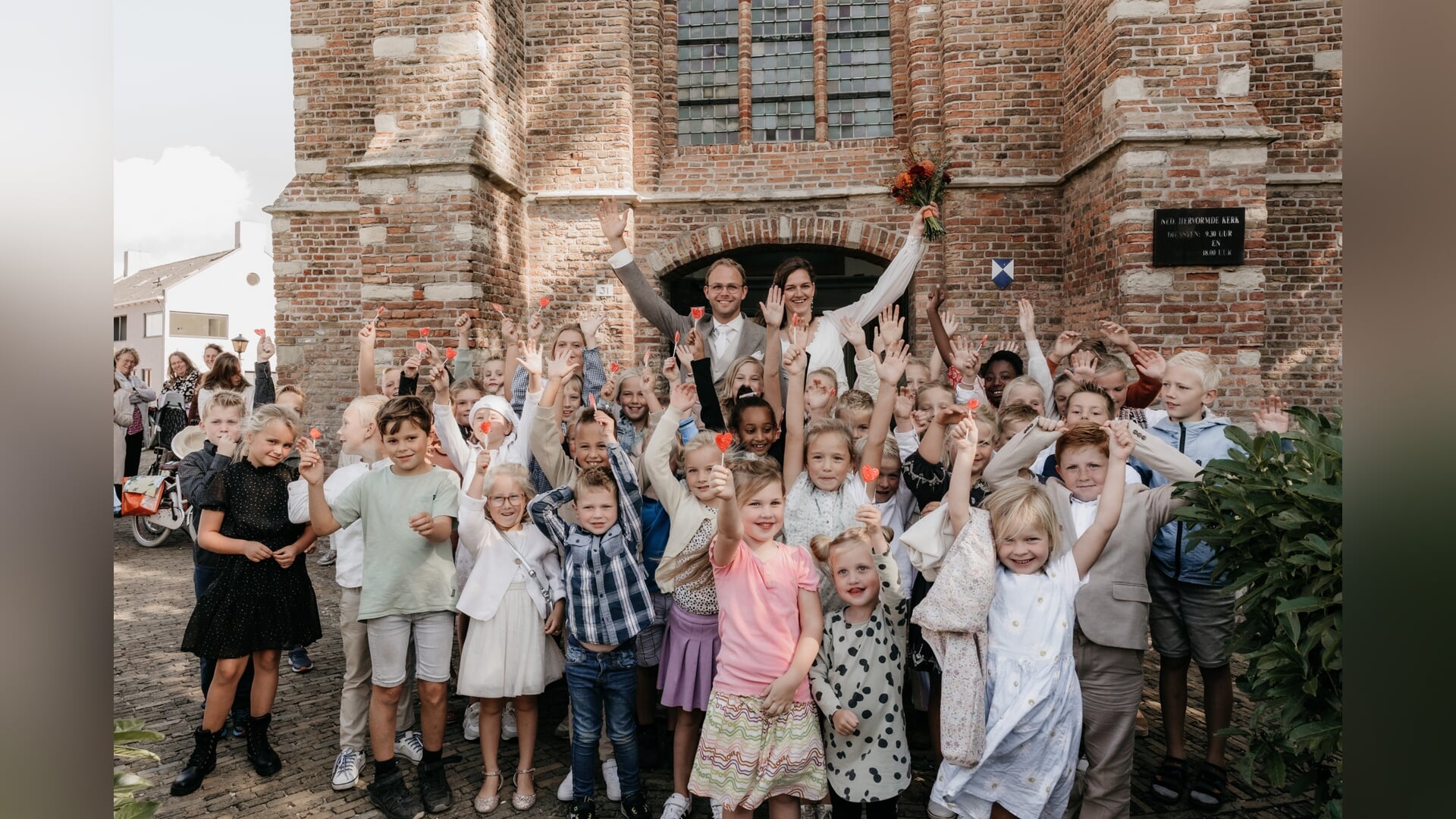 Oranje Nassauschool viert trouwdag van juf Houweling